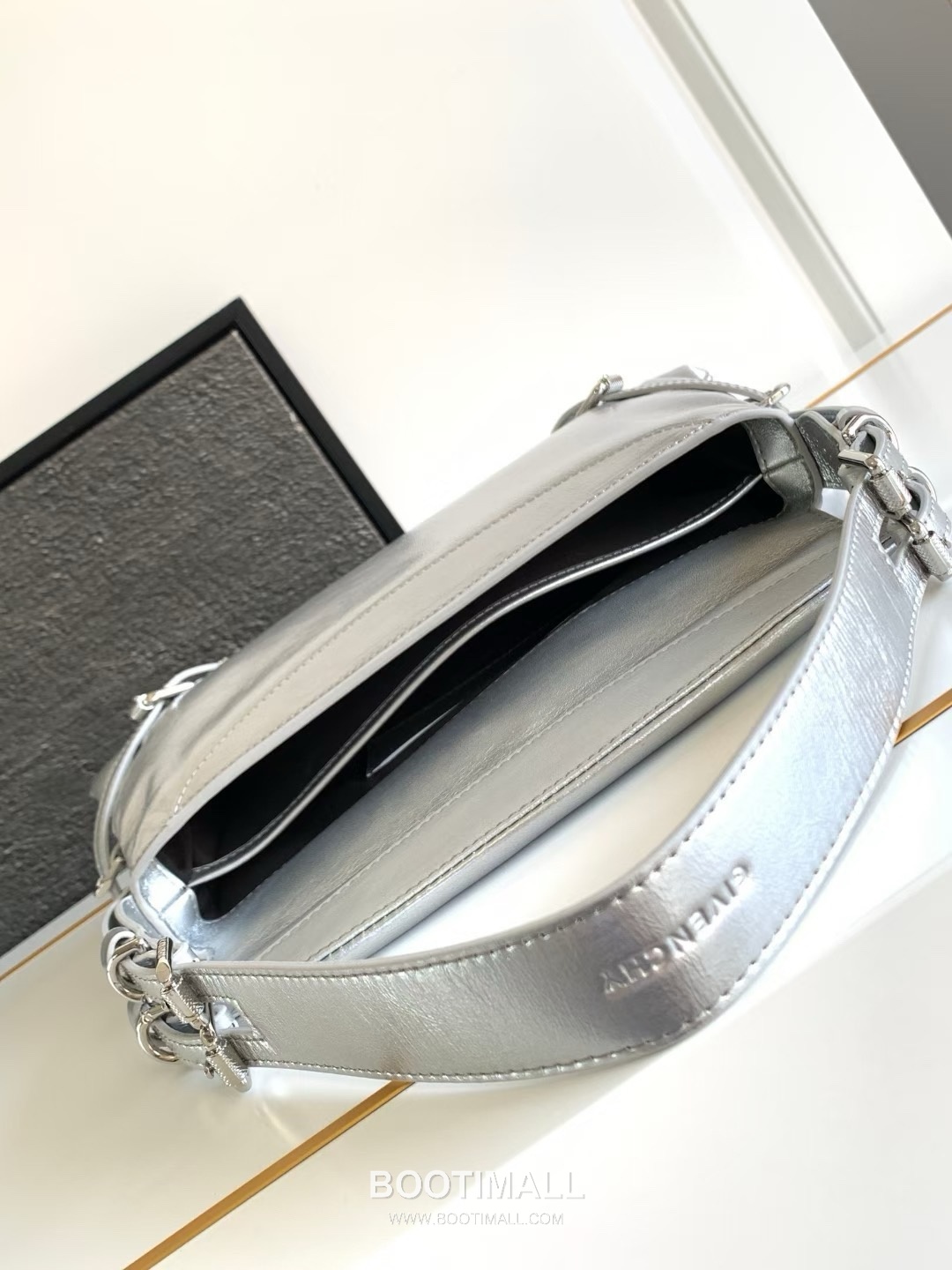 Givenchy Voyou Calfskin Hobo Shoulder Bag with Soft Pillow Structure and Strap Detail 지방시 보유 카프스킨 호보 숄더백 소프트 필로우 구조 스트랩 디테일 32cm 7