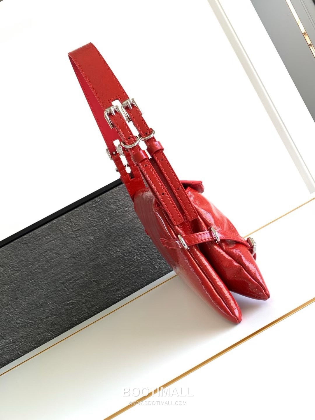 Givenchy Voyou Calfskin Hobo Shoulder Bag with Soft Pillow Structure and Strap Detail 지방시 보유 카프스킨 호보 숄더백 소프트 필로우 구조 스트랩 디테일 32cm 2