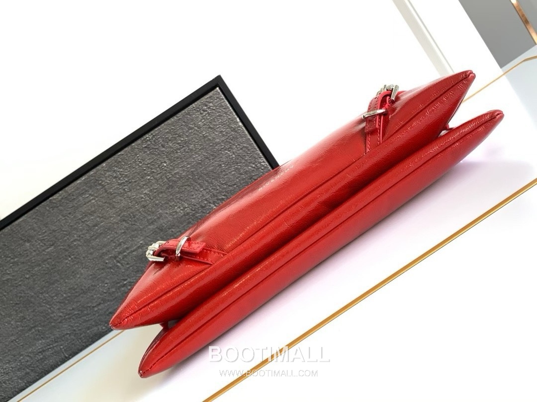 Givenchy Voyou Calfskin Hobo Shoulder Bag with Soft Pillow Structure and Strap Detail 지방시 보유 카프스킨 호보 숄더백 소프트 필로우 구조 스트랩 디테일 32cm 4