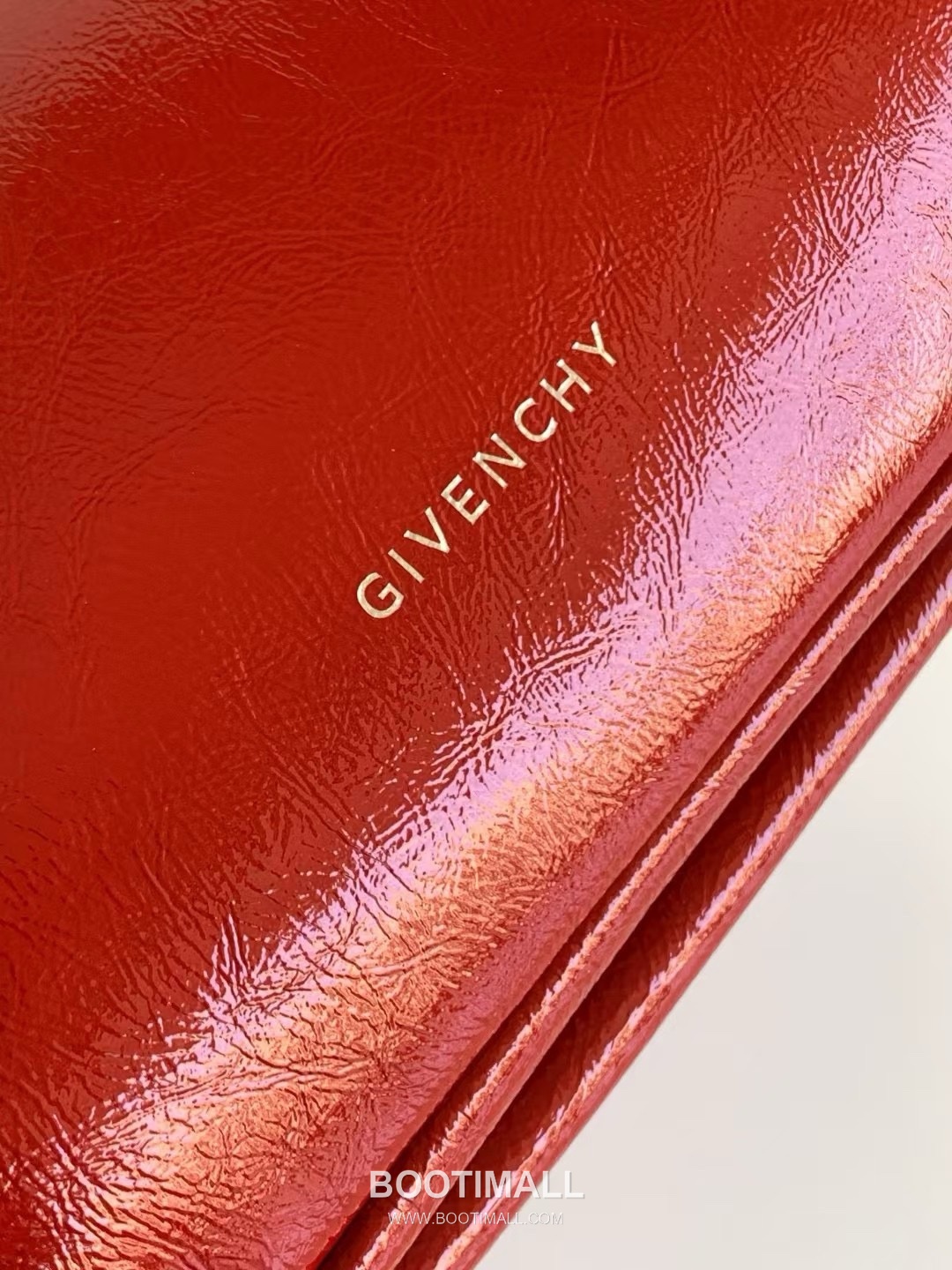 Givenchy Voyou Calfskin Hobo Shoulder Bag with Soft Pillow Structure and Strap Detail 지방시 보유 카프스킨 호보 숄더백 소프트 필로우 구조 스트랩 디테일 32cm 5