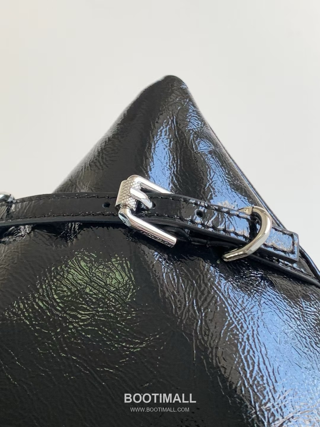 Givenchy Voyou Calfskin Hobo Shoulder Bag with Soft Pillow Structure and Strap Detail 지방시 보유 카프스킨 호보 숄더백 소프트 필로우 구조 스트랩 디테일 32cm 5