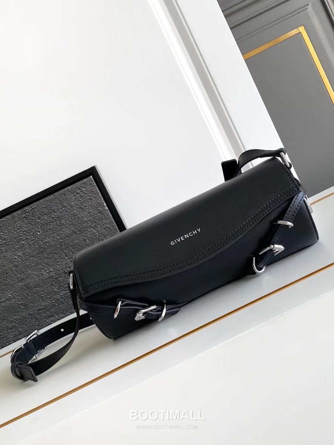 Givenchy Voyou Roller Calfskin Cylinder Crossbody Bag with Strap Detail 지방시 보유 롤러 카프스킨 실린더 크로스바디 백 스트랩 디테일 19052 25cm 1