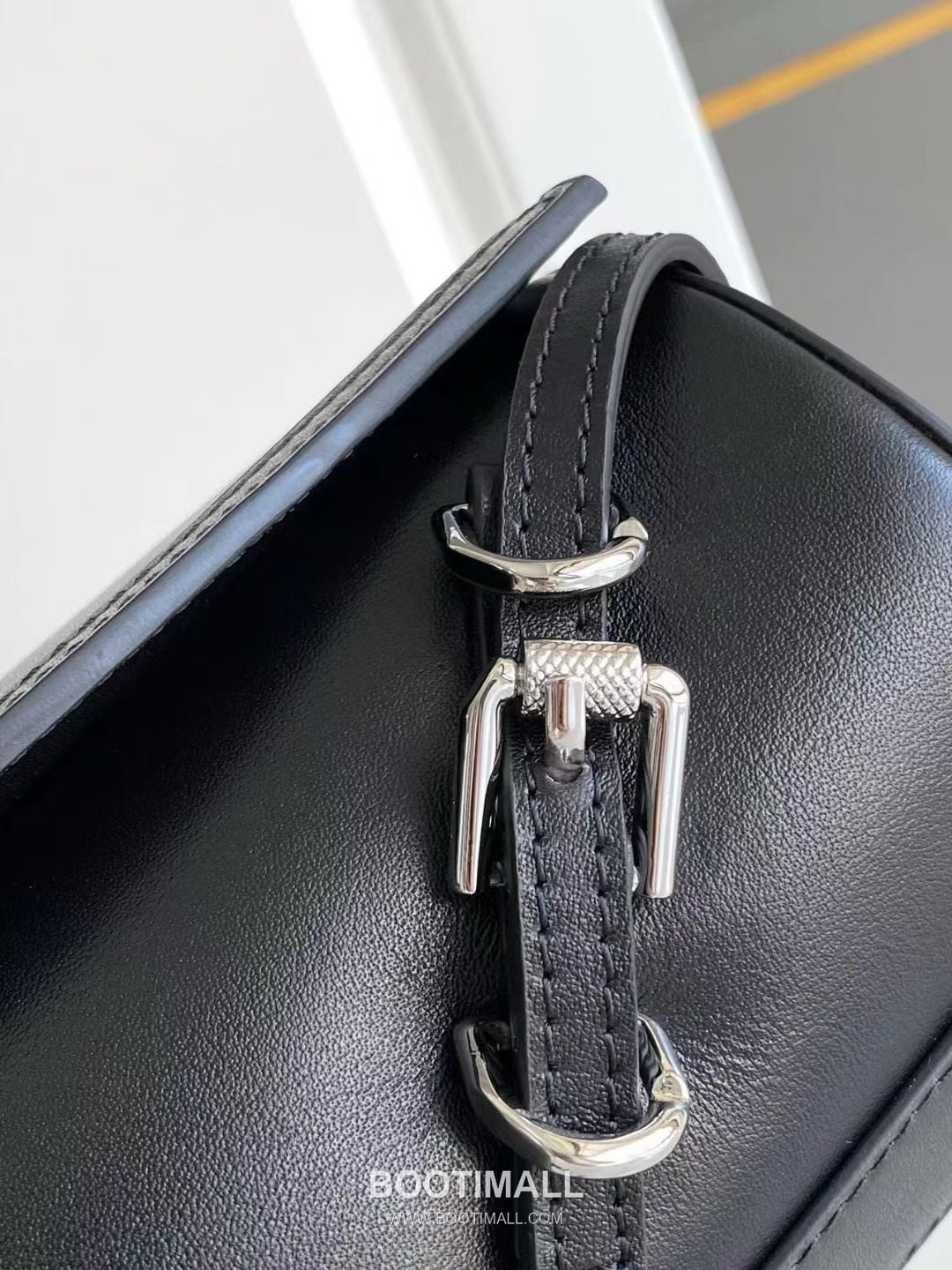 Givenchy Voyou Roller Calfskin Cylinder Crossbody Bag with Strap Detail 지방시 보유 롤러 카프스킨 실린더 크로스바디 백 스트랩 디테일 19052 25cm 4