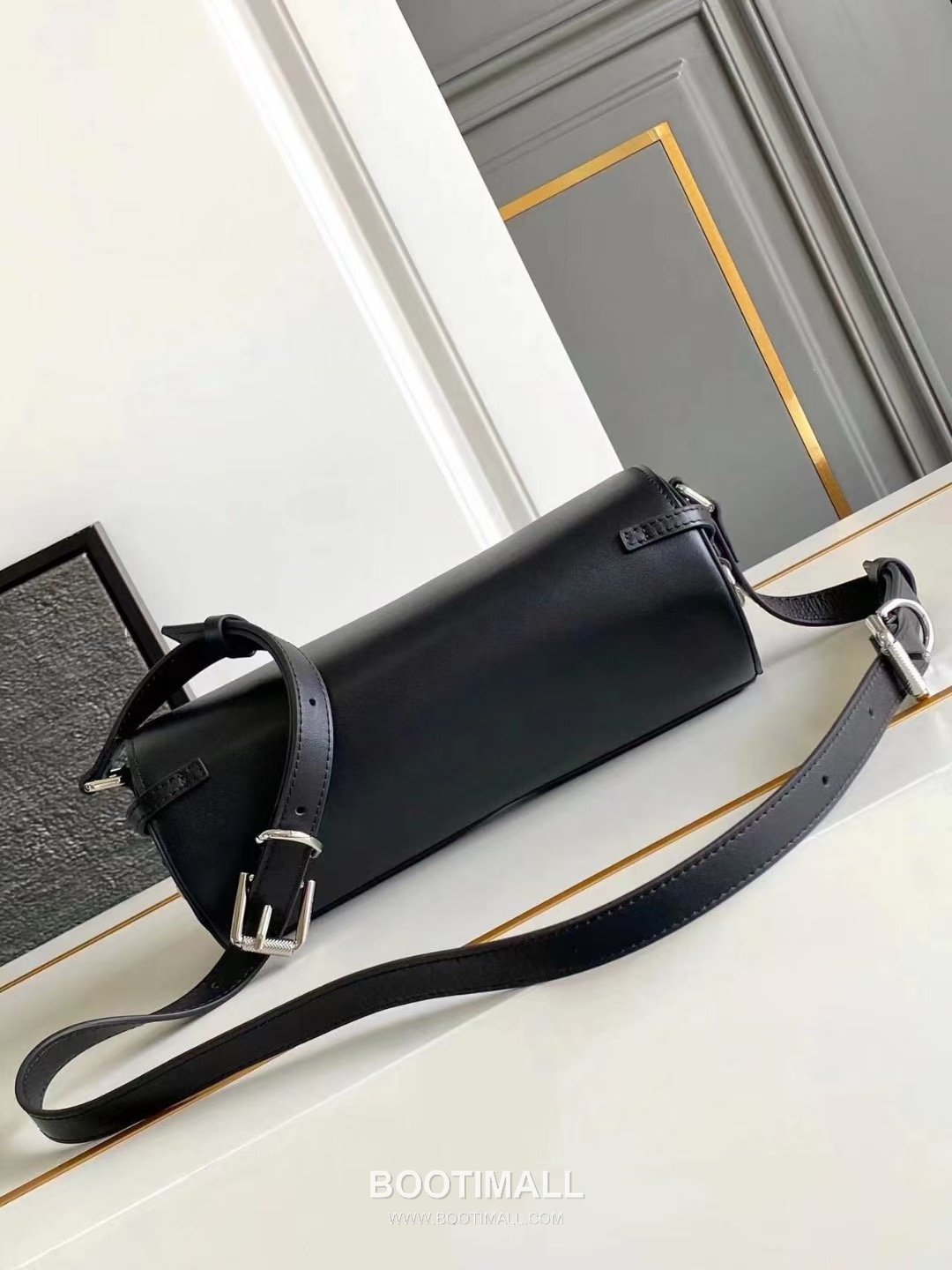 Givenchy Voyou Roller Calfskin Cylinder Crossbody Bag with Strap Detail 지방시 보유 롤러 카프스킨 실린더 크로스바디 백 스트랩 디테일 19052 25cm 7