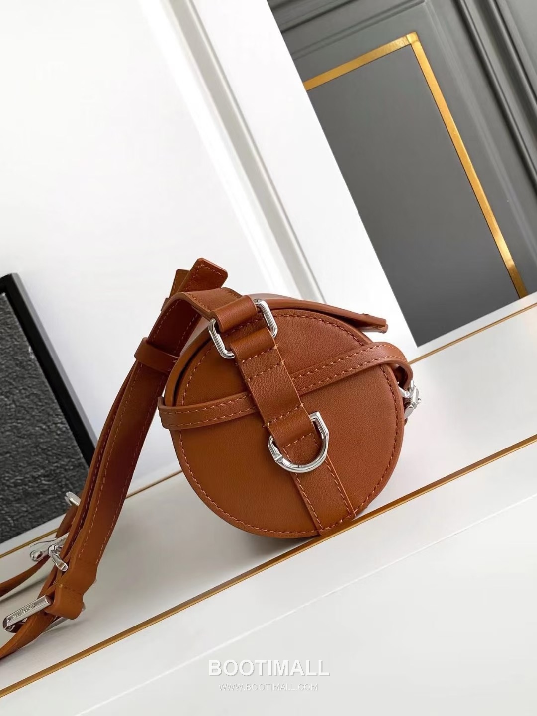 Givenchy Voyou Roller Calfskin Cylinder Crossbody Bag with Strap Detail 지방시 보유 롤러 카프스킨 실린더 크로스바디 백 스트랩 디테일 19052 25cm 2