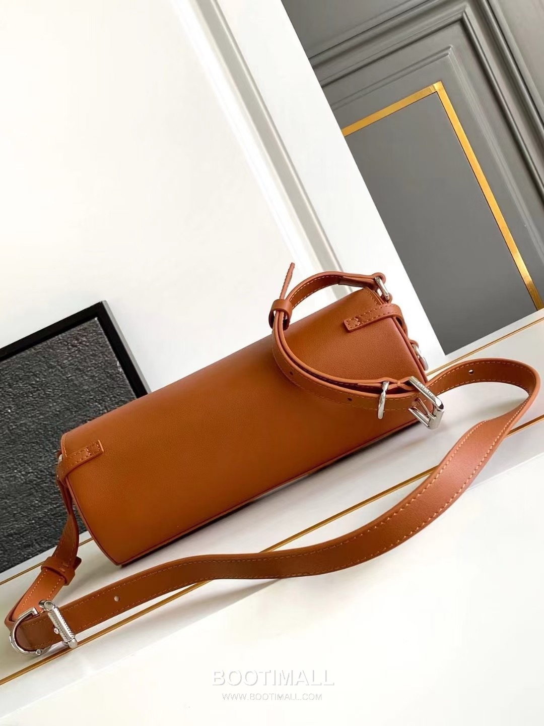 Givenchy Voyou Roller Calfskin Cylinder Crossbody Bag with Strap Detail 지방시 보유 롤러 카프스킨 실린더 크로스바디 백 스트랩 디테일 19052 25cm 3