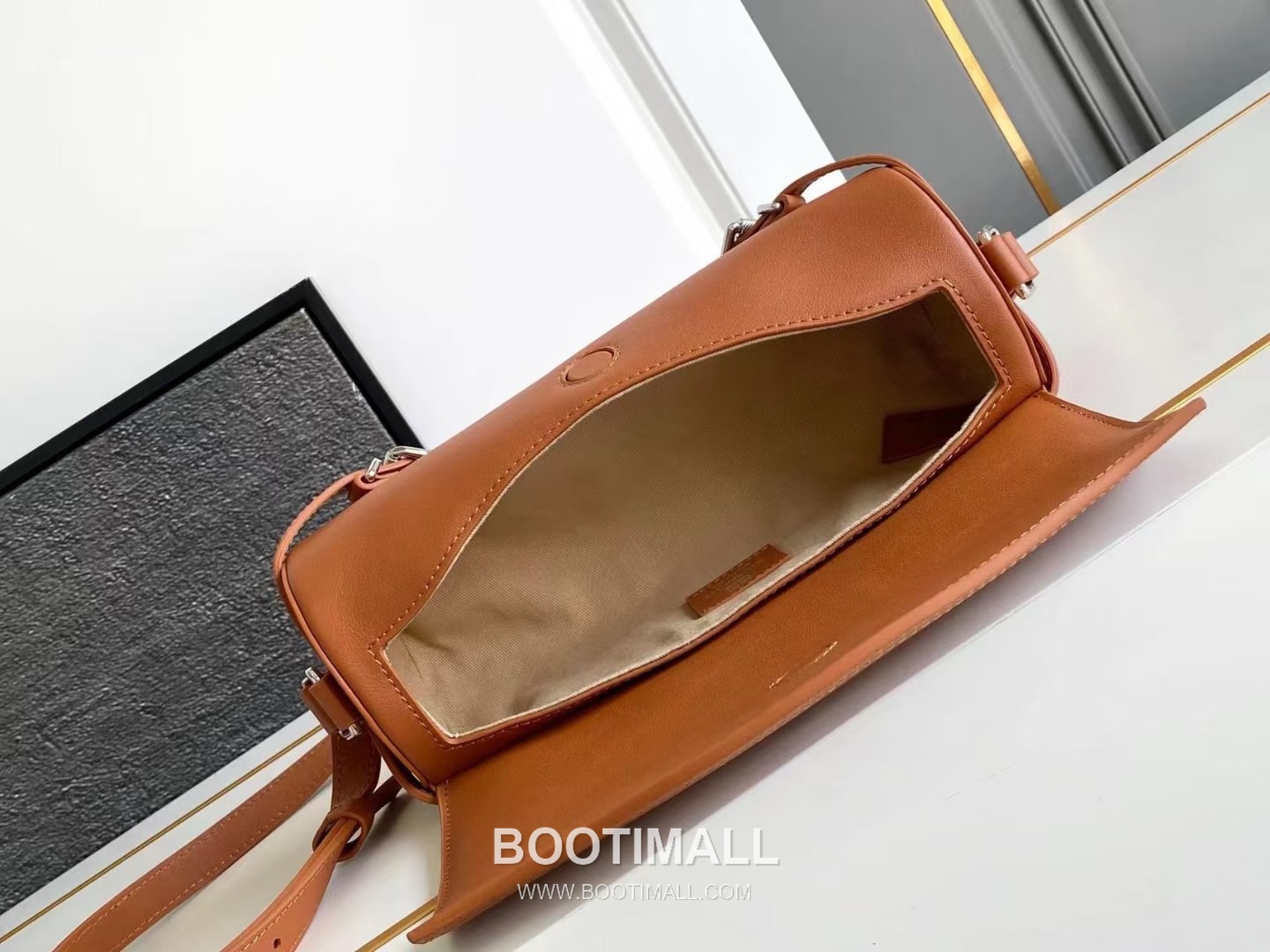 Givenchy Voyou Roller Calfskin Cylinder Crossbody Bag with Strap Detail 지방시 보유 롤러 카프스킨 실린더 크로스바디 백 스트랩 디테일 19052 25cm 7