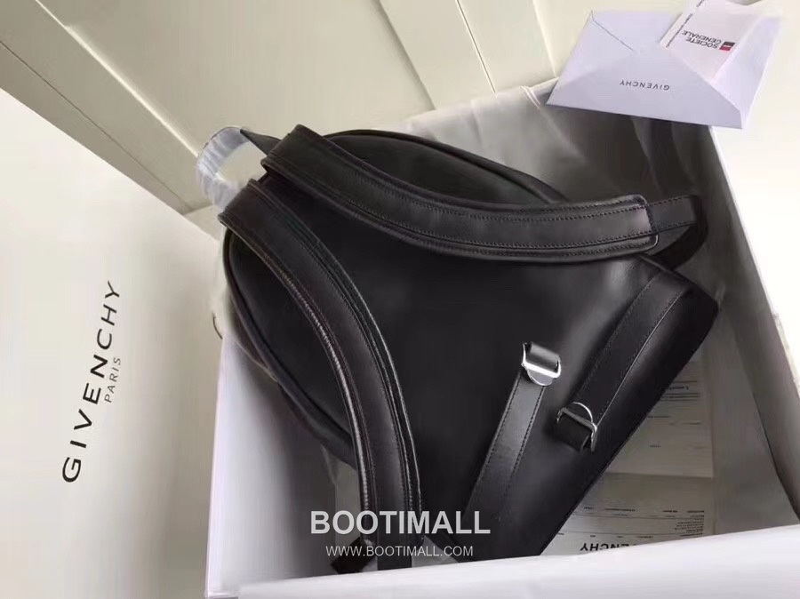 Givenchy Calfskin Travel Backpack with Dual Strap and Logo Detail 지방시 카프스킨 트래블 백팩 듀얼 스트랩 로고 디테일 34cm 4