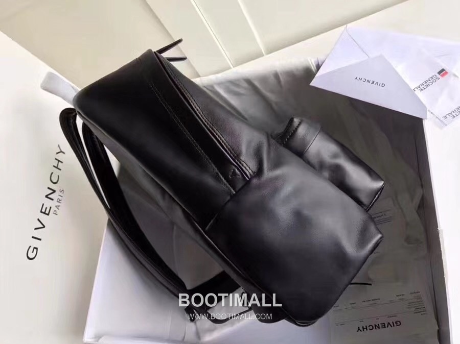 Givenchy Calfskin Travel Backpack with Logo Strap Detail 지방시 카프스킨 트래블 백팩 로고 스트랩 디테일 34cm 7