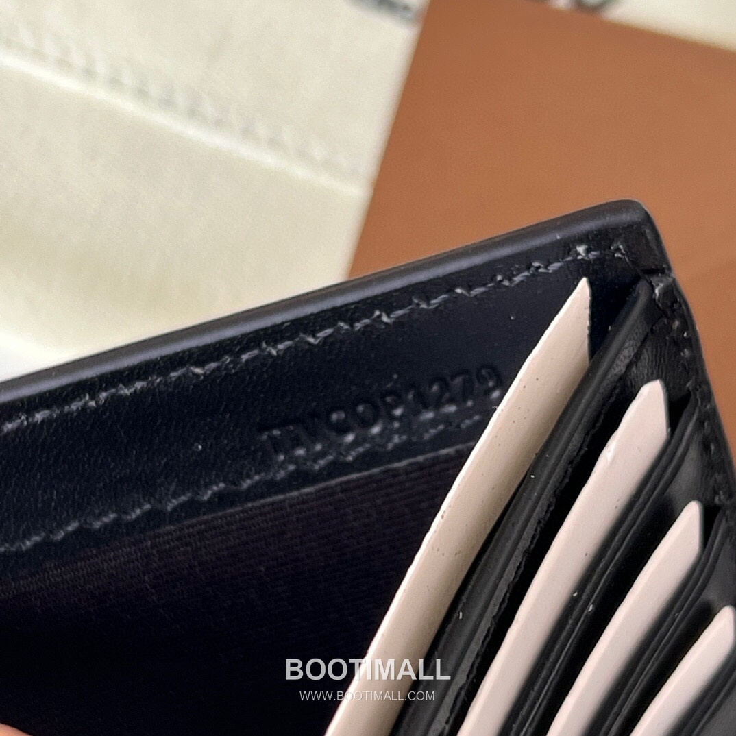 Burberry London Check Grained Calfskin Compact Bi-Fold Wallet with B Logo Detail 버버리 런던 체크 그레인 송아지 가죽 컴팩트 반지갑 B 로고 823128 11cm 9