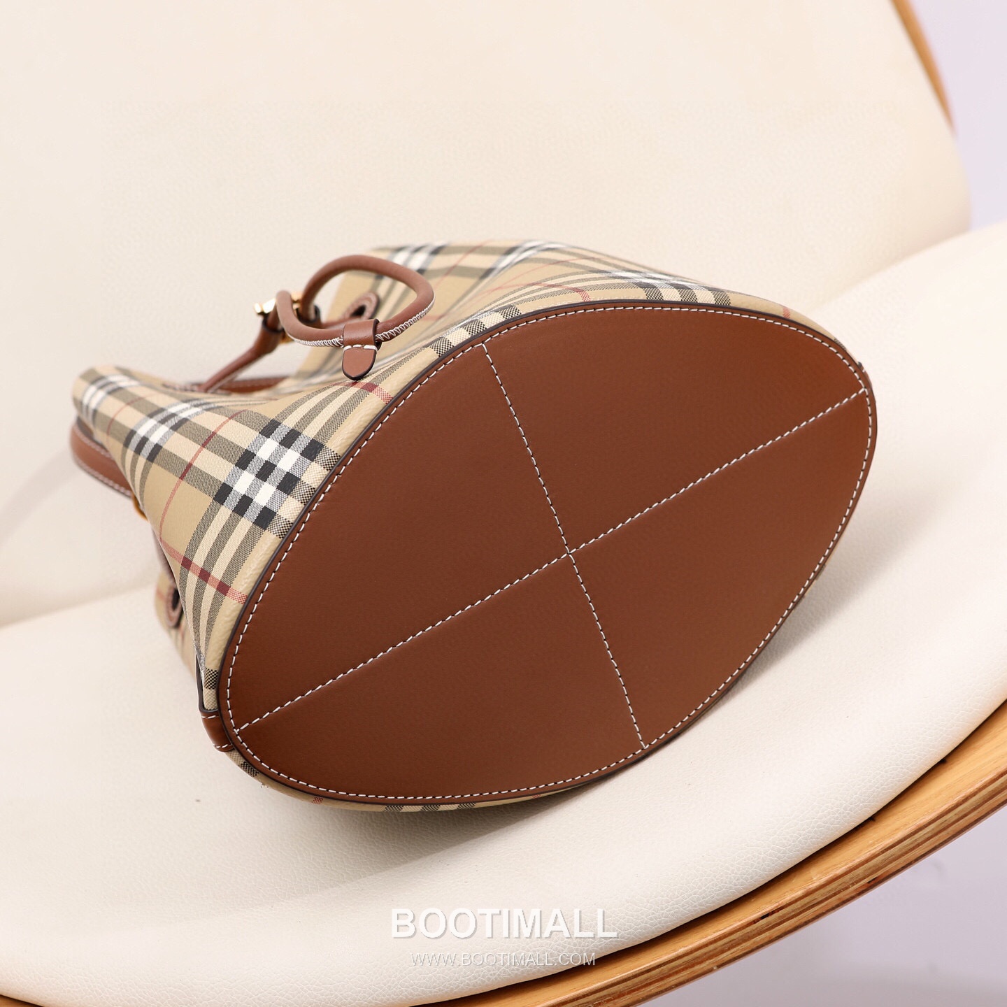Burberry Birch Brown Check Canvas Bucket Bag with Leather Trim Detail 버버리 버치 브라운 체크 캔버스 버킷백 가죽 트림 070160 26cm 9