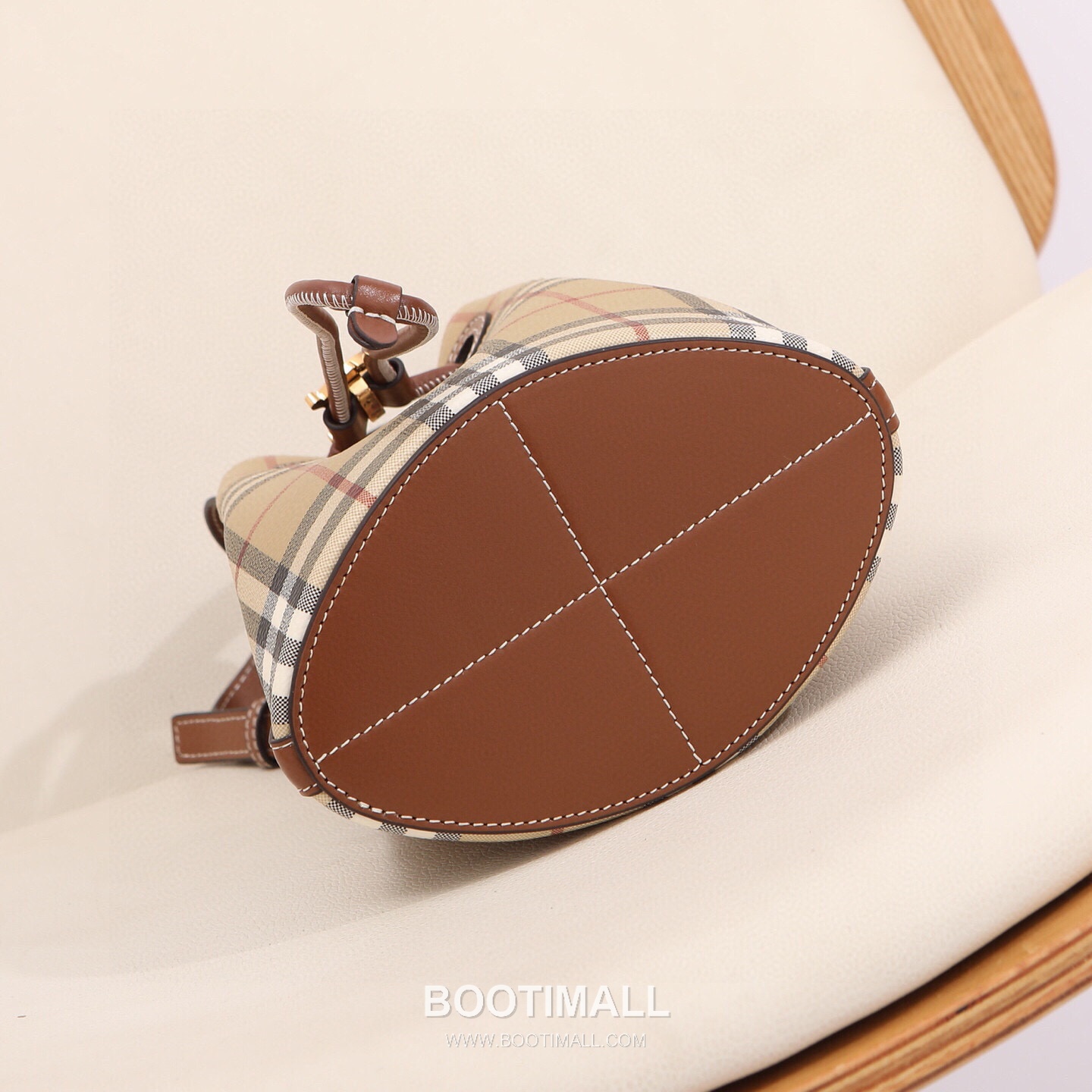 Burberry Birch Brown Check Canvas Mini Bucket Bag with Leather Trim Detail 버버리 버치 브라운 체크 캔버스 미니 버킷백 가죽 트림 213155 16.5cm 8