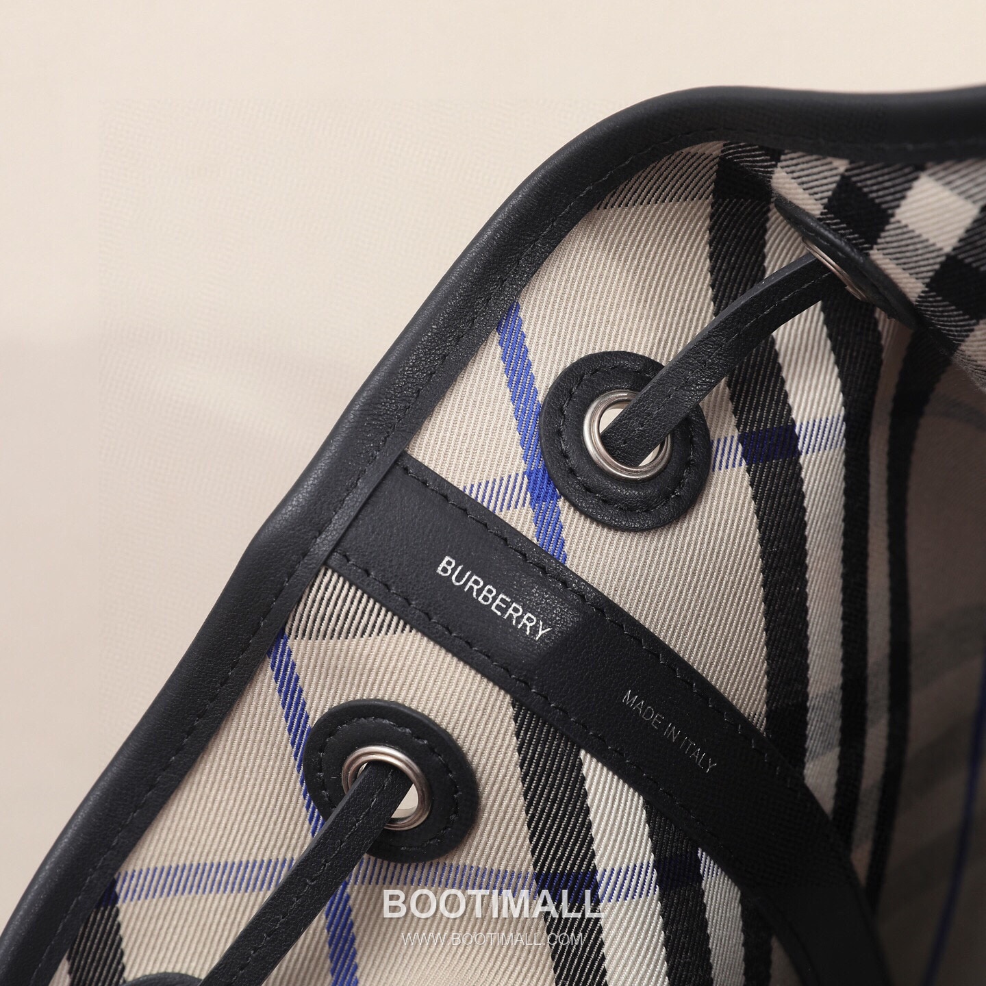 Burberry Cotton Twill Drawstring Bucket Bag with Calfskin Trim Strap Detail 버버리 코튼 트윌 드로우스트링 버킷백 카프스킨 트림 스트랩 058160 27.5cm 7