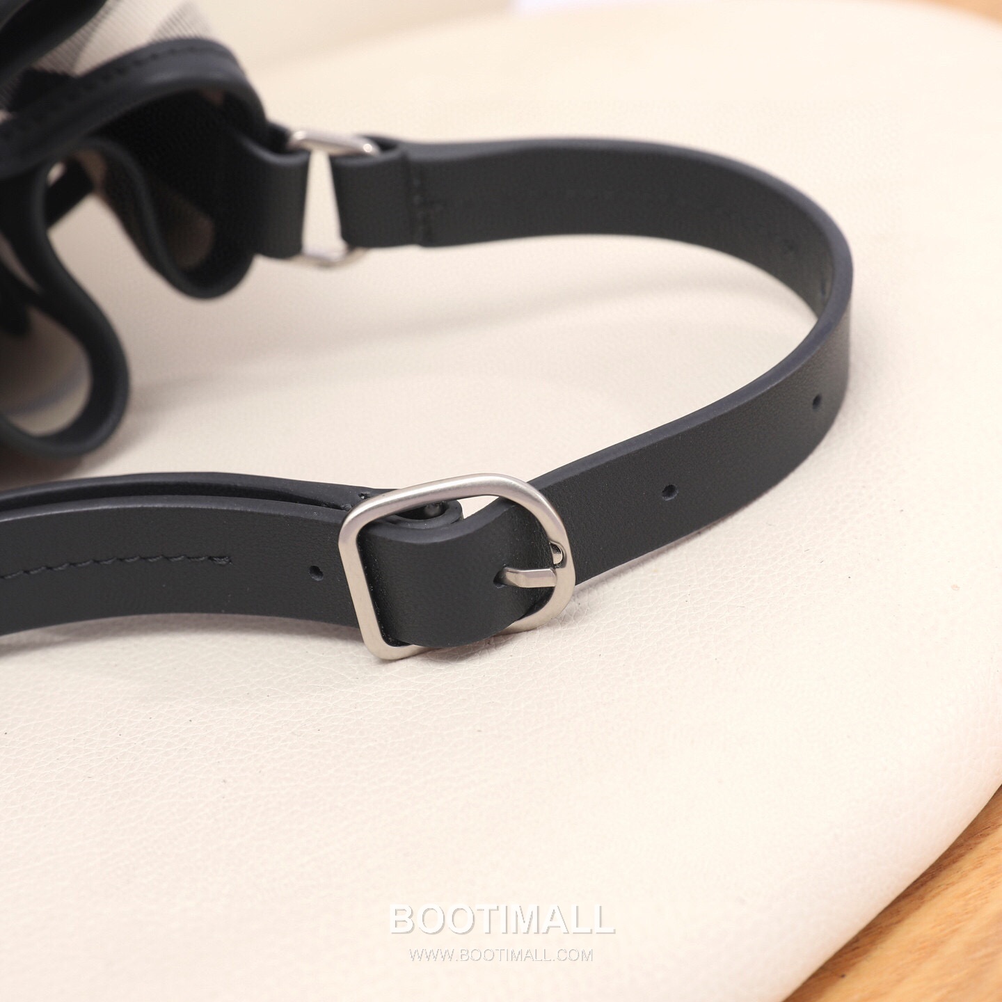 Burberry Lightweight Canvas Crossbody Bucket Bag with Adjustable Strap Detail 버버리 경량 캔버스 크로스바디 버킷백 조절 스트랩 056155 17.5cm 16