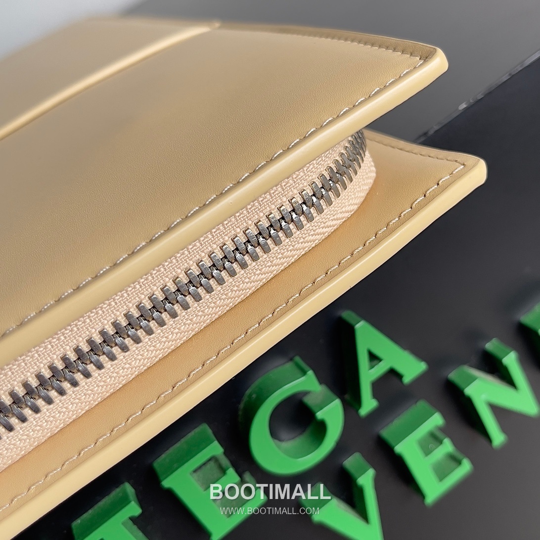 Bottega Veneta Intrecciato Leather Clutch Pouch Bag with Oversized Weave Detail 보테가베네타 인트레치아토 가죽 클러치 파우치백 오버사이즈 위빙 36cm 8