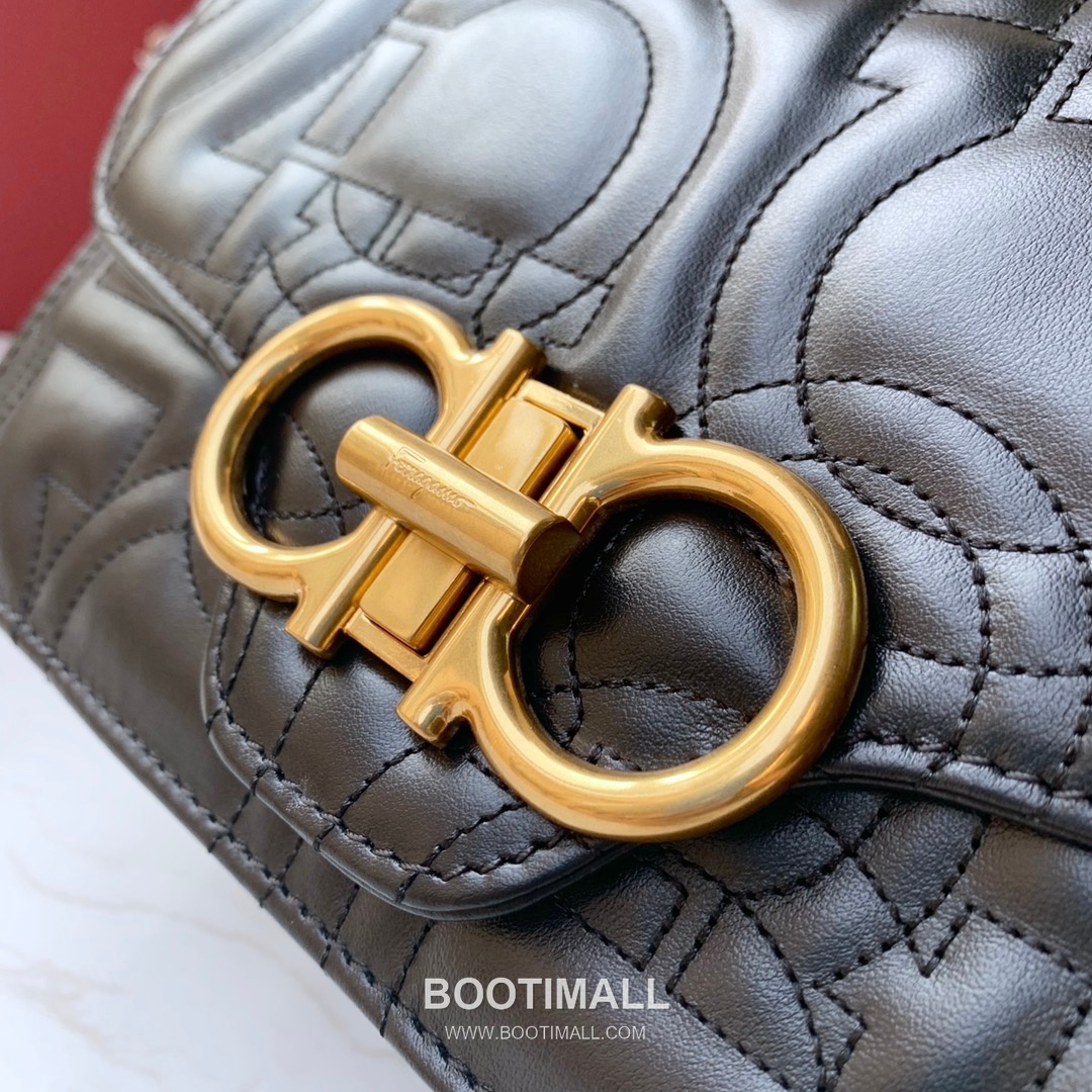 Salvatore Ferragamo Gancini Quilted Calfskin Flap Shoulder Bag with Chain Strap 살바토레페라가모 간치니 퀼팅 카프스킨 플랩 체인 숄더백 21H168 25cm 2