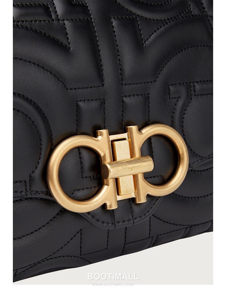 Salvatore Ferragamo Gancini Quilted Calfskin Camera Crossbody Bag with Chain Strap 살바토레페라가모 간치니 퀼팅 카프스킨 카메라 크로스바디백 AB-211281 23cm 2