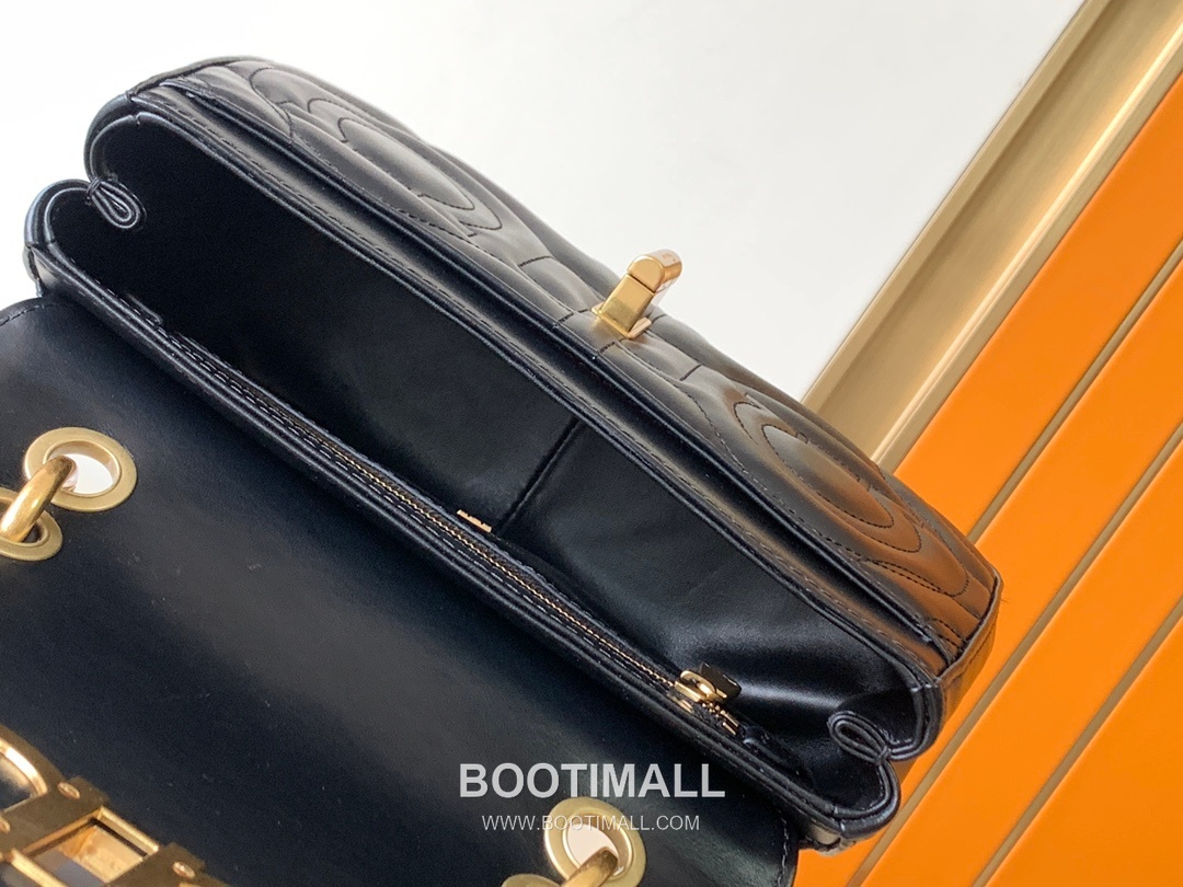 Salvatore Ferragamo Gancini Quilted Calfskin Camera Crossbody Bag with Chain Strap 살바토레페라가모 간치니 퀼팅 카프스킨 카메라 크로스바디백 AB-211281 23cm 13