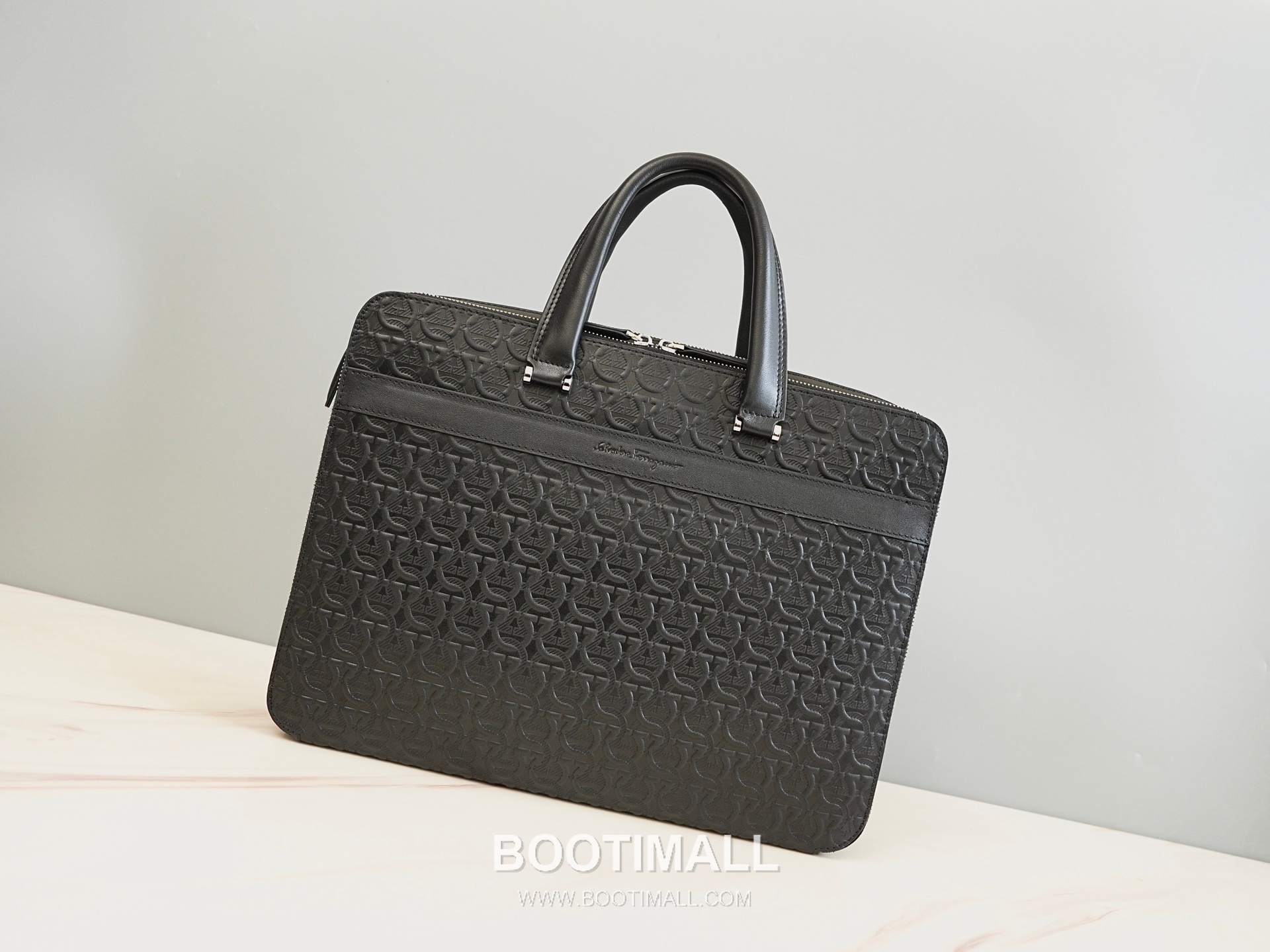 Salvatore Ferragamo Gancini Embossed Calfskin Briefcase Crossbody Bag with Front Zip Pocket 살바토레페라가모 간치니 엠보스 카프스킨 프론트 지퍼 브리프케이스 크로스바디백 H2116079 39cm 1