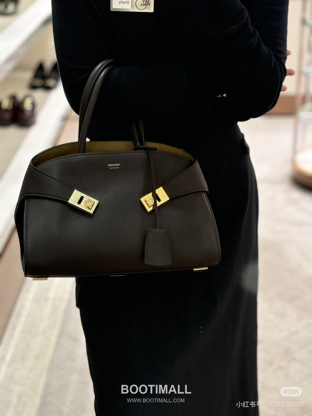 Salvatore Ferragamo Hug Nappa Calfskin Top Handle Shoulder Bag with Embrace Lock 살바토레페라가모 허그 나파 카프스킨 탑핸들 숄더백 205608 31.5cm 4