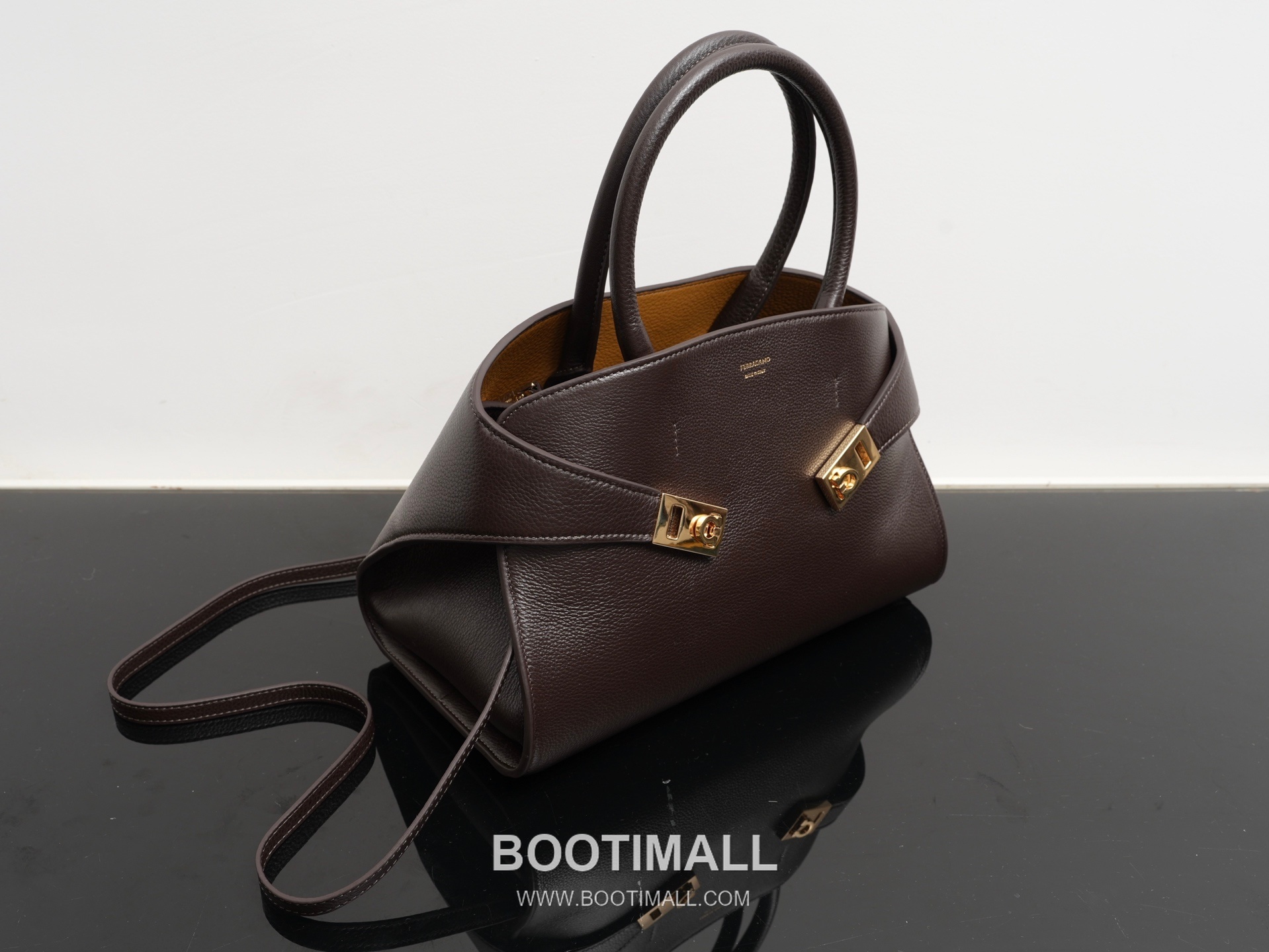 Salvatore Ferragamo Hug Nappa Calfskin Top Handle Shoulder Bag with Embrace Lock 살바토레페라가모 허그 나파 카프스킨 탑핸들 숄더백 205608 31.5cm 16