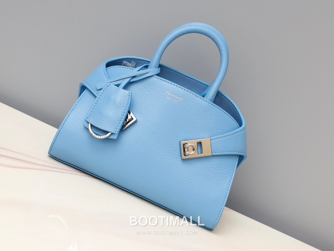 Salvatore Ferragamo Hug Nappa Calfskin Top Handle Shoulder Bag with Embrace Lock 살바토레페라가모 허그 나파 카프스킨 탑핸들 숄더백 205608 31.5cm 6