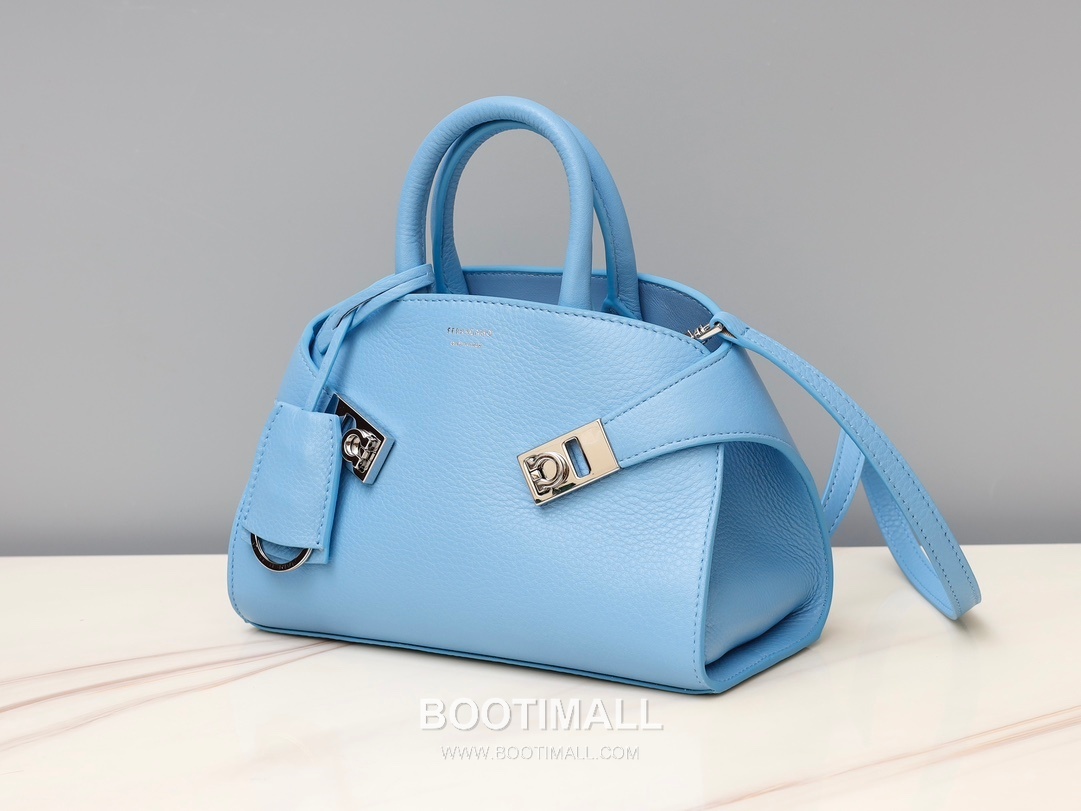 Salvatore Ferragamo Hug Nappa Calfskin Top Handle Shoulder Bag with Embrace Lock 살바토레페라가모 허그 나파 카프스킨 탑핸들 숄더백 205608 31.5cm 14