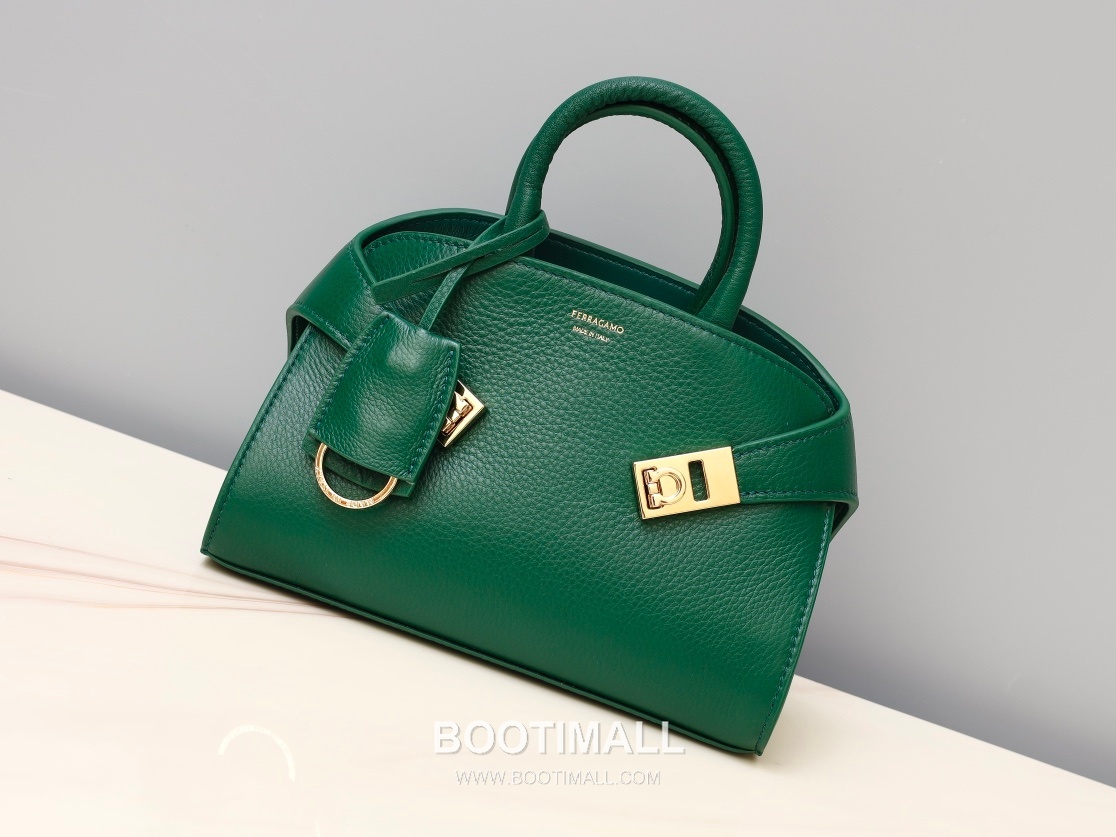 Salvatore Ferragamo Hug Nappa Calfskin Top Handle Shoulder Bag with Embrace Lock 살바토레페라가모 허그 나파 카프스킨 탑핸들 숄더백 205608 31.5cm 7