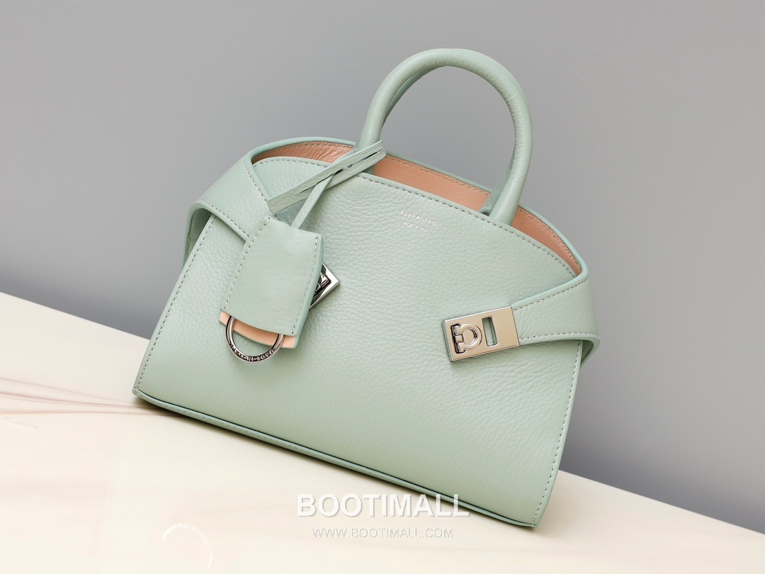 Salvatore Ferragamo Hug Nappa Calfskin Top Handle Shoulder Bag with Embrace Lock 살바토레페라가모 허그 나파 카프스킨 탑핸들 숄더백 205608 31.5cm 7