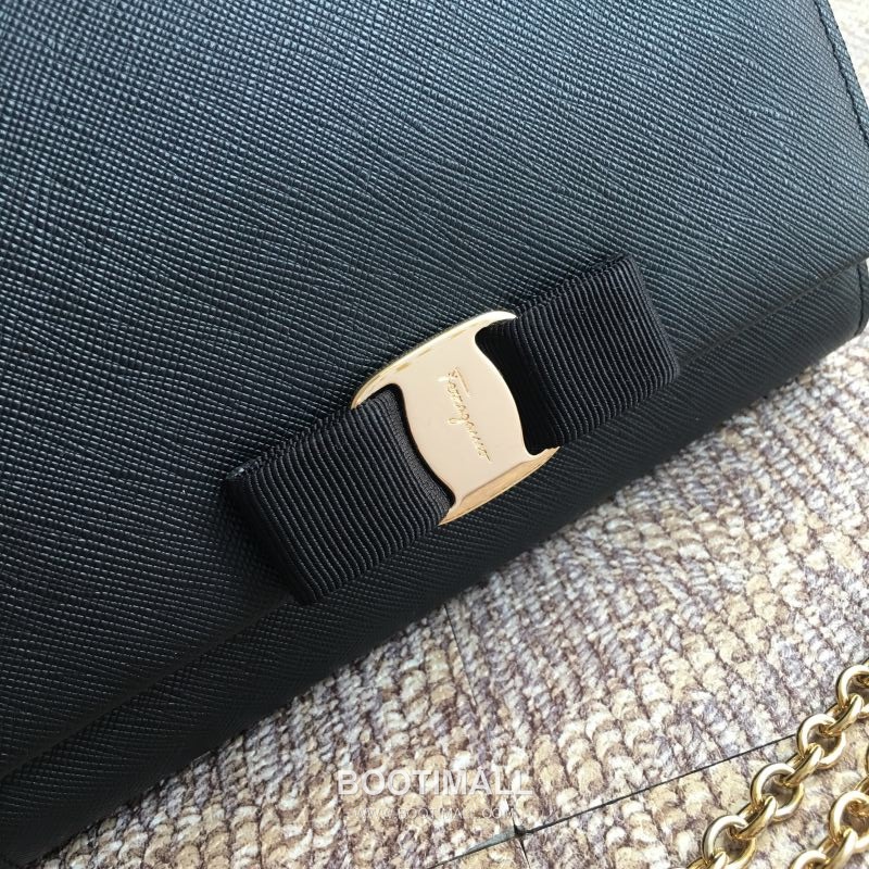 Salvatore Ferragamo Vara Bow Calfskin Flap Shoulder Bag with Chain Strap 살바토레페라가모 바라 보우 카프스킨 플랩 체인 숄더백 22B558 19cm 3