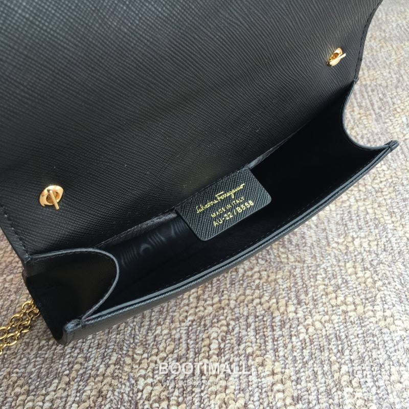 Salvatore Ferragamo Vara Bow Calfskin Flap Shoulder Bag with Chain Strap 살바토레페라가모 바라 보우 카프스킨 플랩 체인 숄더백 22B558 19cm 5