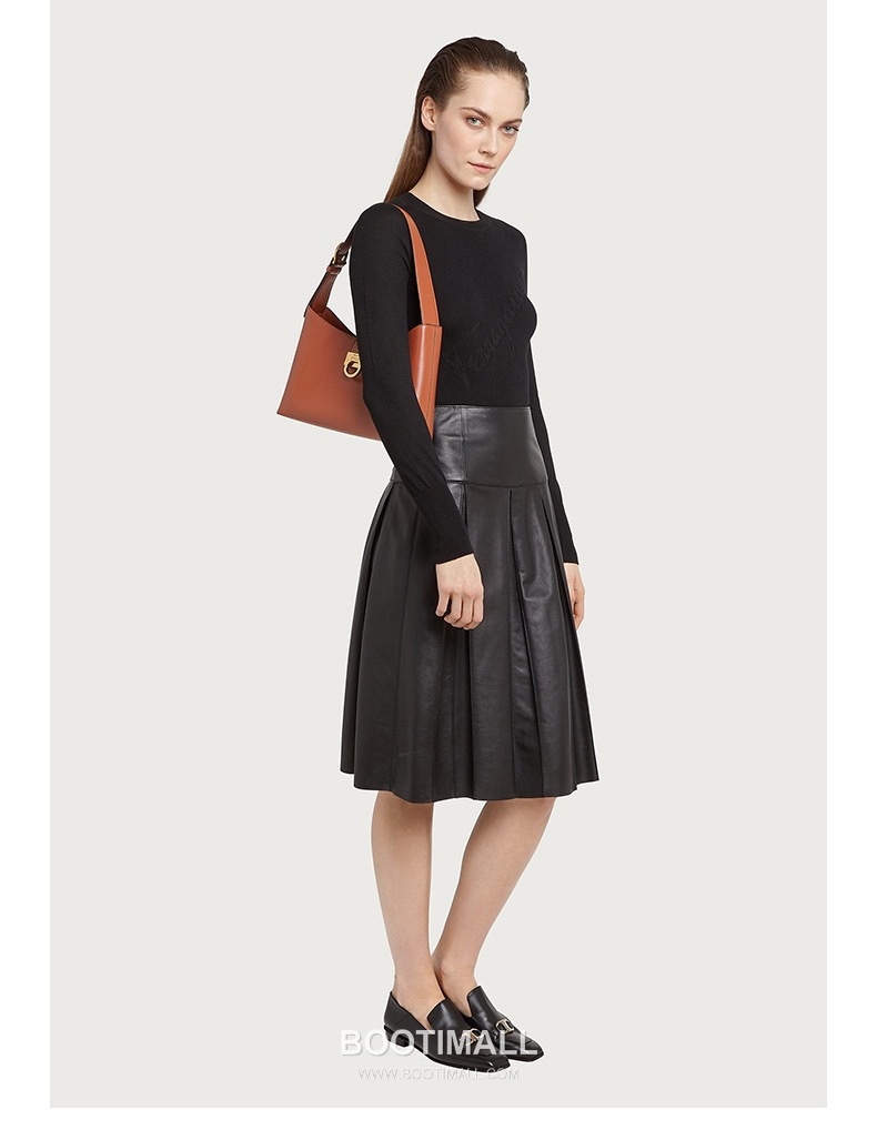 Salvatore Ferragamo Trifolio Matte Calfskin Shoulder Bag with Gancini Lock Detail 살바토레페라가모 트리폴리오 매트 카프스킨 숄더백 21-0926 30cm 1