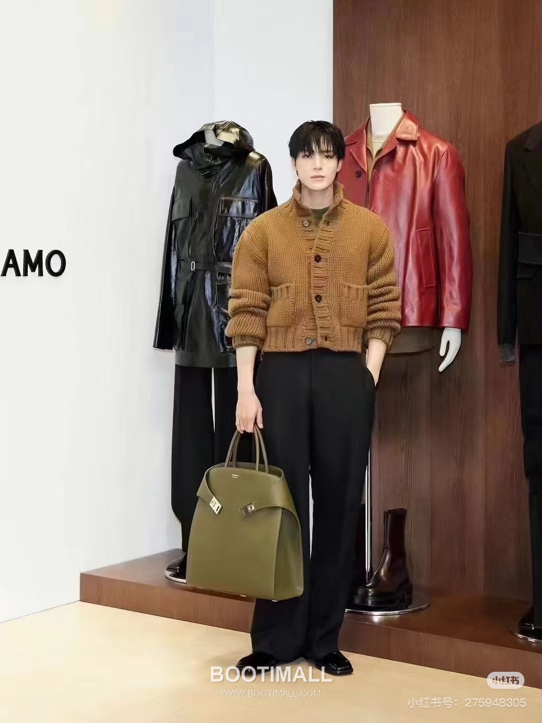 Salvatore Ferragamo Hug Hammered Calfskin Tote Bag with Gancini Lock Strap Detail 살바토레페라가모 허그 해머드 카프스킨 토트백 AU-24/1666 38cm 1