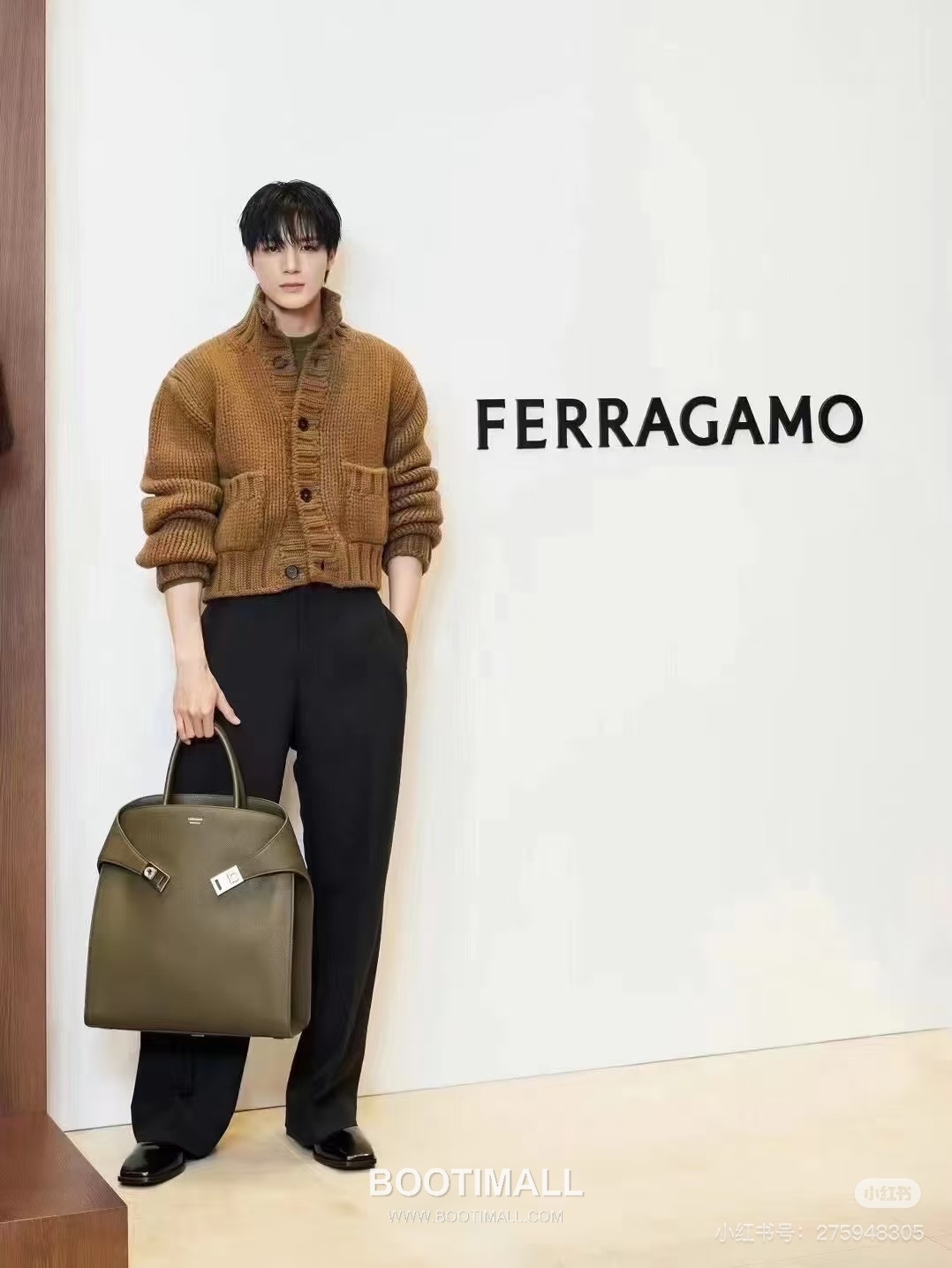 Salvatore Ferragamo Hug Hammered Calfskin Tote Bag with Gancini Lock Strap Detail 살바토레페라가모 허그 해머드 카프스킨 토트백 AU-24/1666 38cm 2