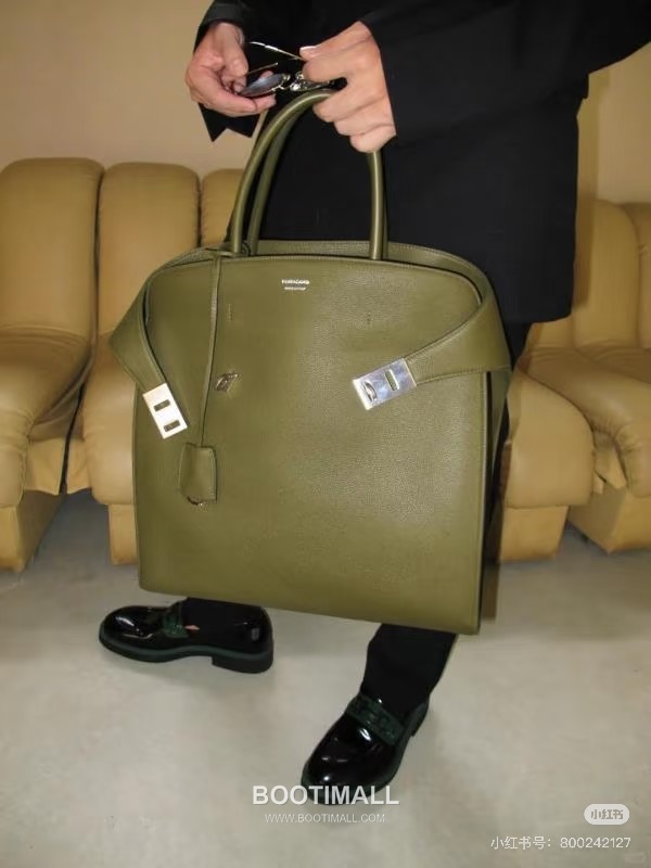 Salvatore Ferragamo Hug Hammered Calfskin Tote Bag with Gancini Lock Strap Detail 살바토레페라가모 허그 해머드 카프스킨 토트백 AU-24/1666 38cm 3