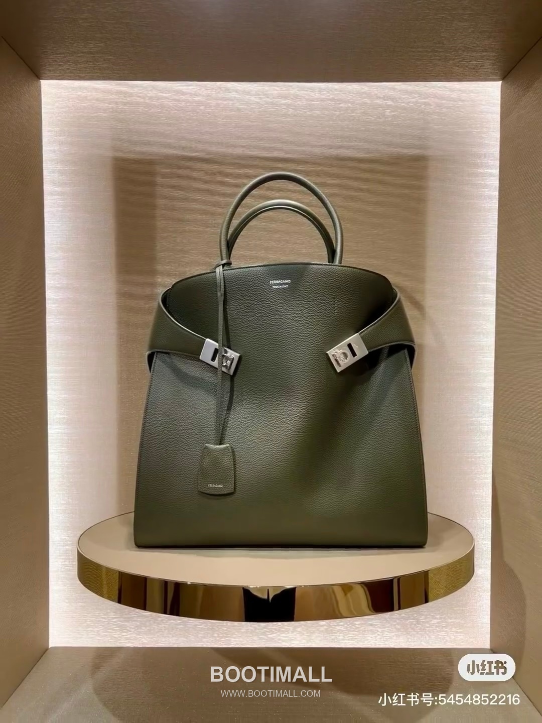 Salvatore Ferragamo Hug Hammered Calfskin Tote Bag with Gancini Lock Strap Detail 살바토레페라가모 허그 해머드 카프스킨 토트백 AU-24/1666 38cm 7