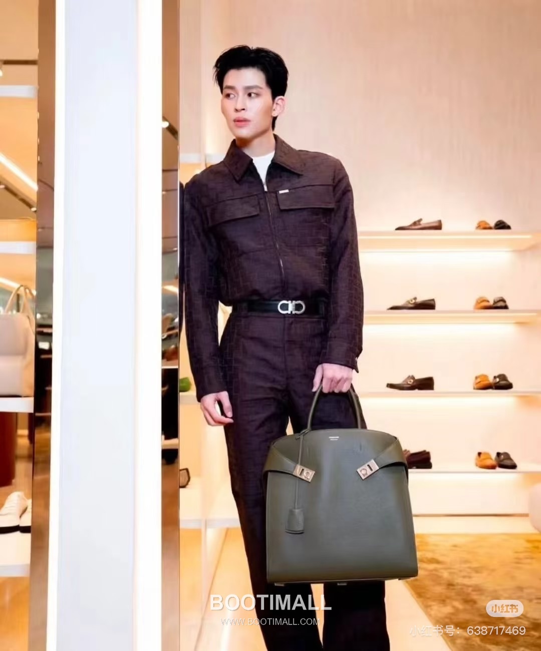Salvatore Ferragamo Hug Hammered Calfskin Tote Bag with Gancini Lock Strap Detail 살바토레페라가모 허그 해머드 카프스킨 토트백 AU-24/1666 38cm 9