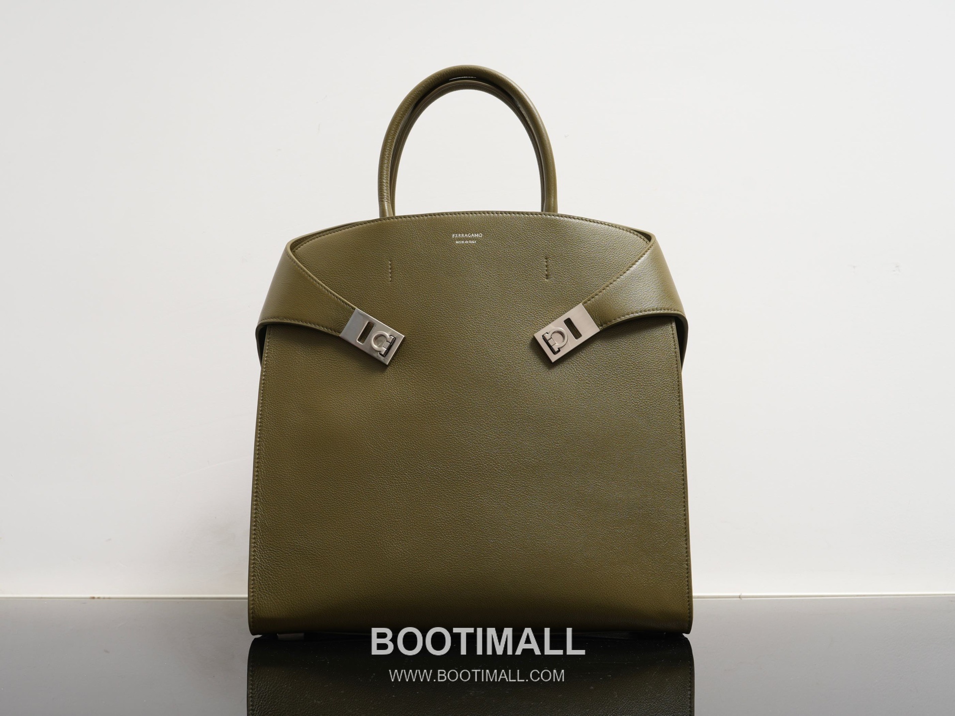 Salvatore Ferragamo Hug Hammered Calfskin Tote Bag with Gancini Lock Strap Detail 살바토레페라가모 허그 해머드 카프스킨 토트백 AU-24/1666 38cm 10