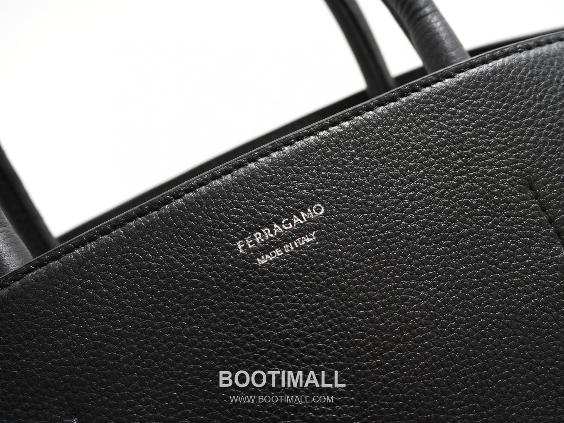 Salvatore Ferragamo Hug Hammered Calfskin Tote Bag with Gancini Lock Strap Detail 살바토레페라가모 허그 해머드 카프스킨 토트백 AU-24/1666 38cm 12