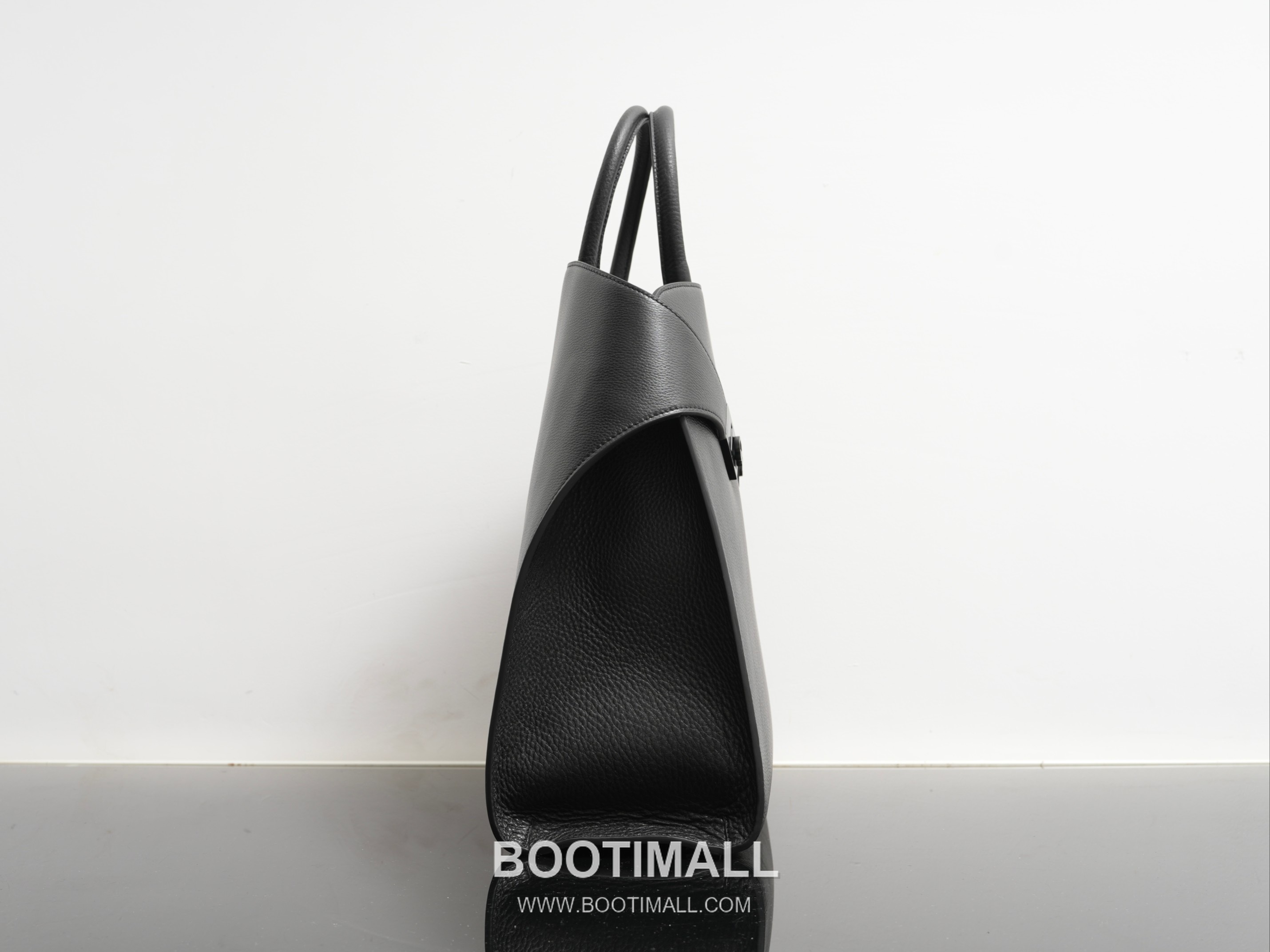 Salvatore Ferragamo Hug Hammered Calfskin Tote Bag with Gancini Lock Strap Detail 살바토레페라가모 허그 해머드 카프스킨 토트백 AU-24/1666 38cm 17