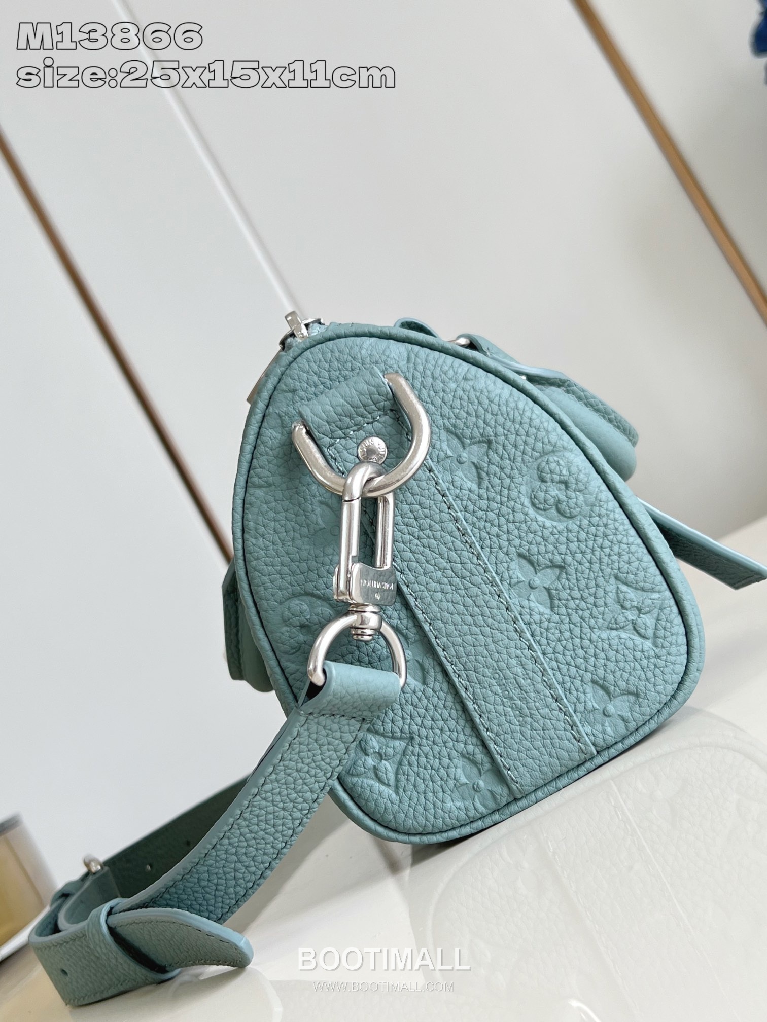 Louis Vuitton Keepall Bandoulière 25 Taurillon Leather Duffle Bag with Strap Detail 루이비통 키폴 반둘리에 25 타우릴론 레더 더플백 M13866 25cm 4