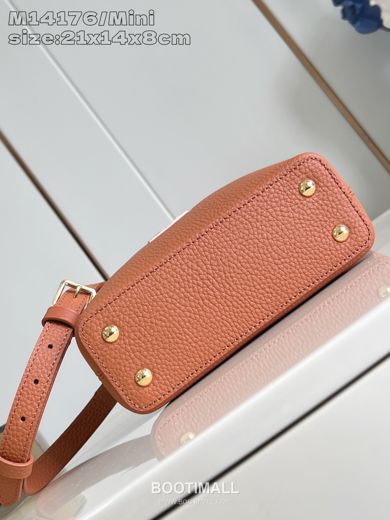 Louis Vuitton Capucines Taurillon Leather Top Handle Mini Bag with Flap Logo Detail 루이비통 카퓌신 타우릴론 레더 탑핸들 미니백 M14176 21cm 5