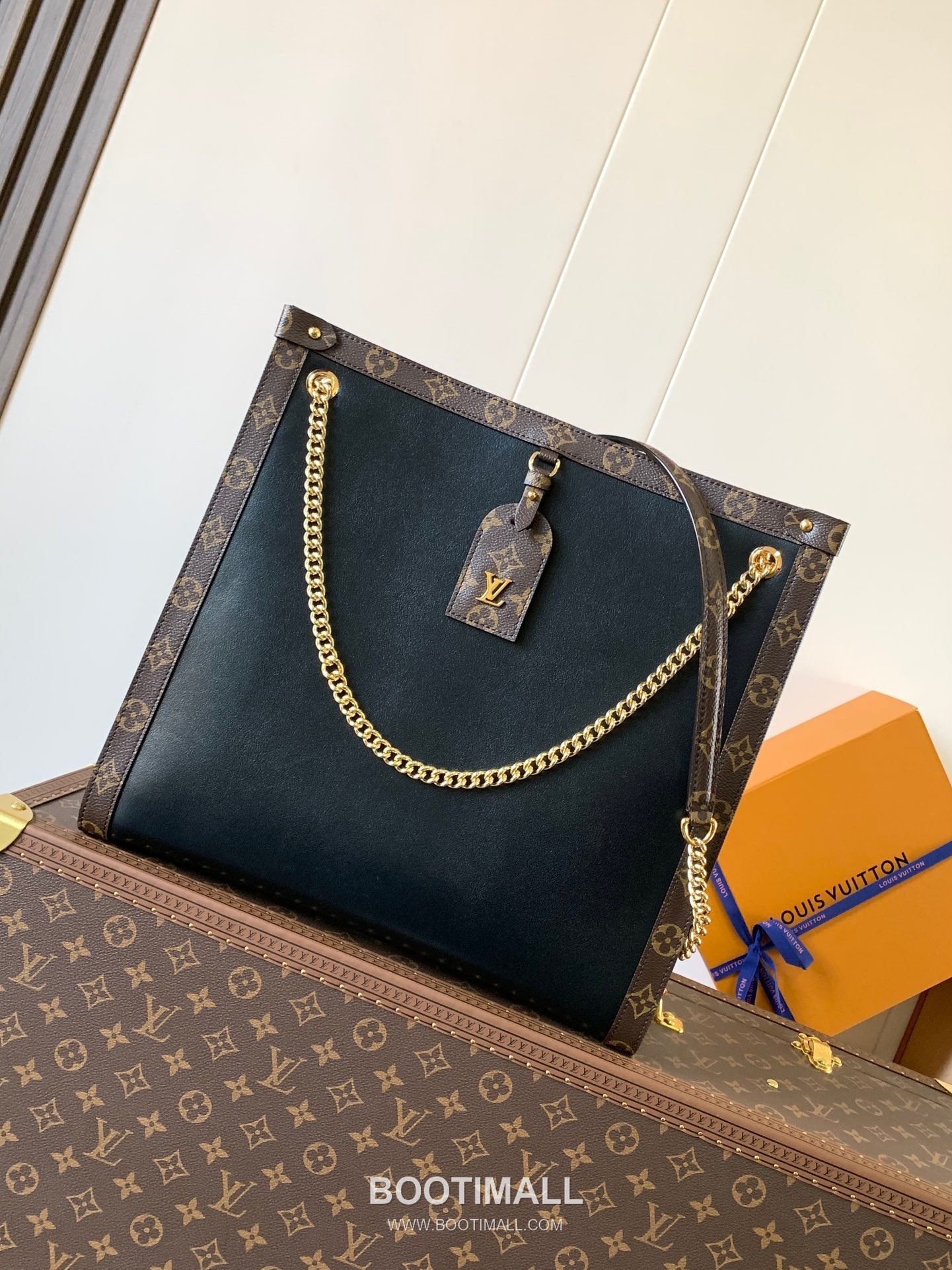 Louis Vuitton Nova Calfskin Leather Tote Bag with Chain Strap Monogram Canvas Trim 루이비통 노바 카프스킨 레더 토트백 M13137 37cm 1