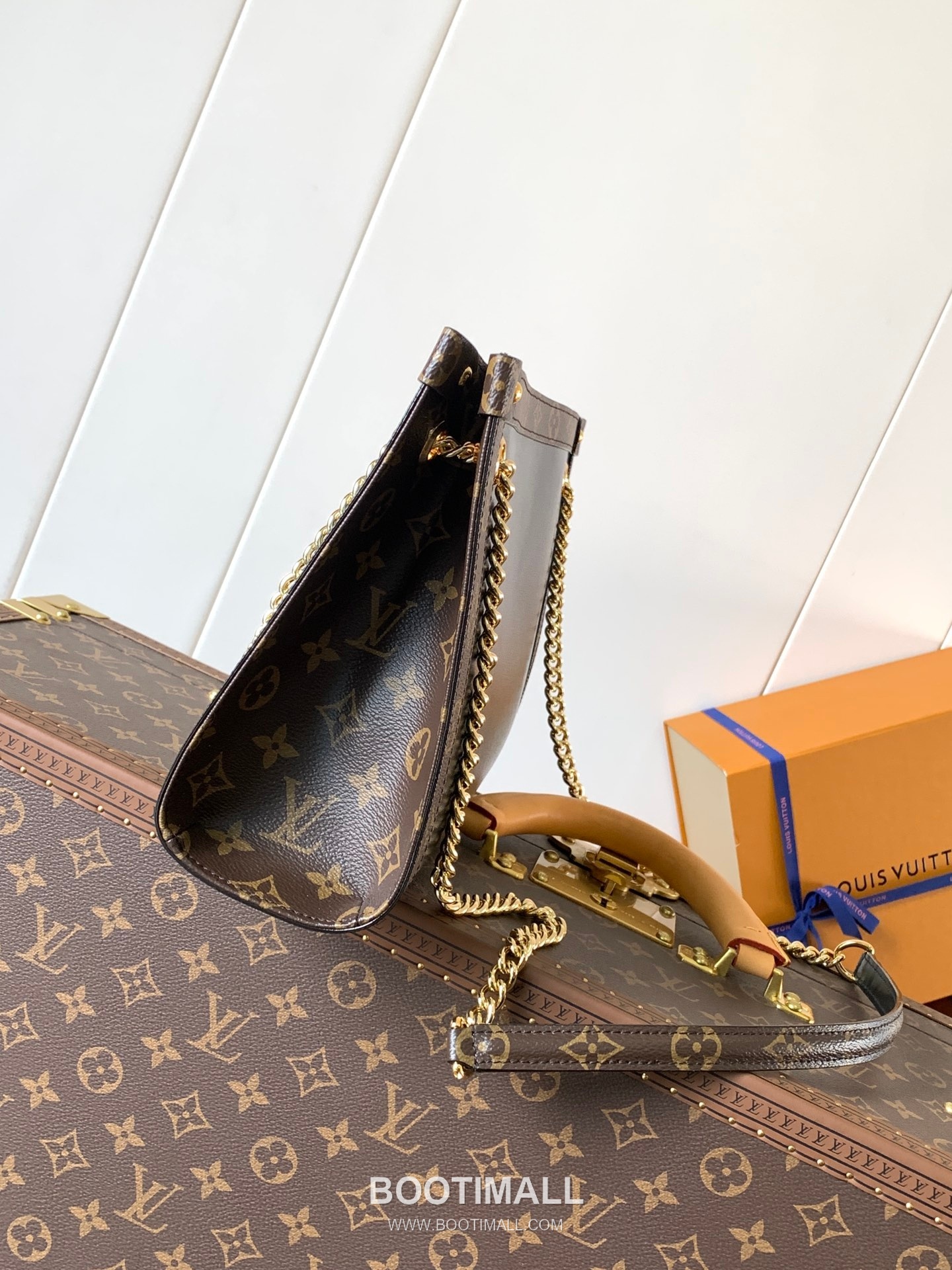 Louis Vuitton Nova Calfskin Leather Shoulder Bag with Chain Strap Monogram Canvas Trim 루이비통 노바 카프스킨 레더 숄더백 M13140 31cm 2