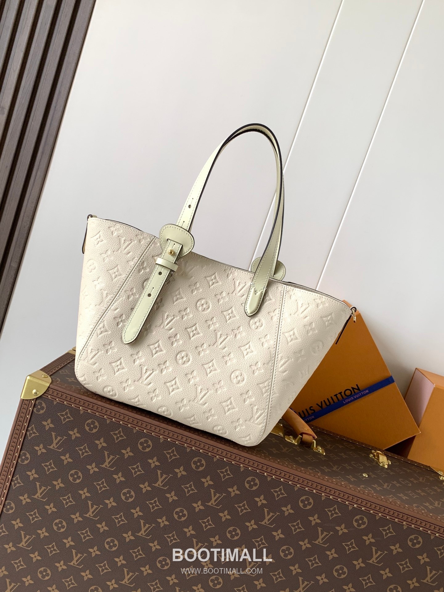 Louis Vuitton All In One Monogram Empreinte Calfskin Leather Hobo Tote Bag with Lock Tag Detail 루이비통 올인원 모노그램 앙프렝뜨 카프스킨 레더 호보 토트백 M29337 40cm 4