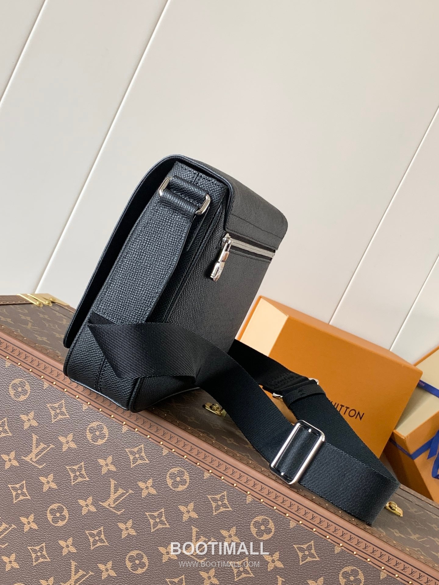 Louis Vuitton District PM Damier Infini Coated Canvas Messenger Bag with Flap Magnetic Detail 루이비통 디스트릭트 PM 다미에 인피니 코팅 캔버스 메신저백 N30850 26cm 3