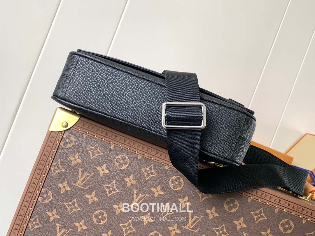 Louis Vuitton District PM Damier Infini Coated Canvas Messenger Bag with Flap Magnetic Detail 루이비통 디스트릭트 PM 다미에 인피니 코팅 캔버스 메신저백 N30850 26cm 5
