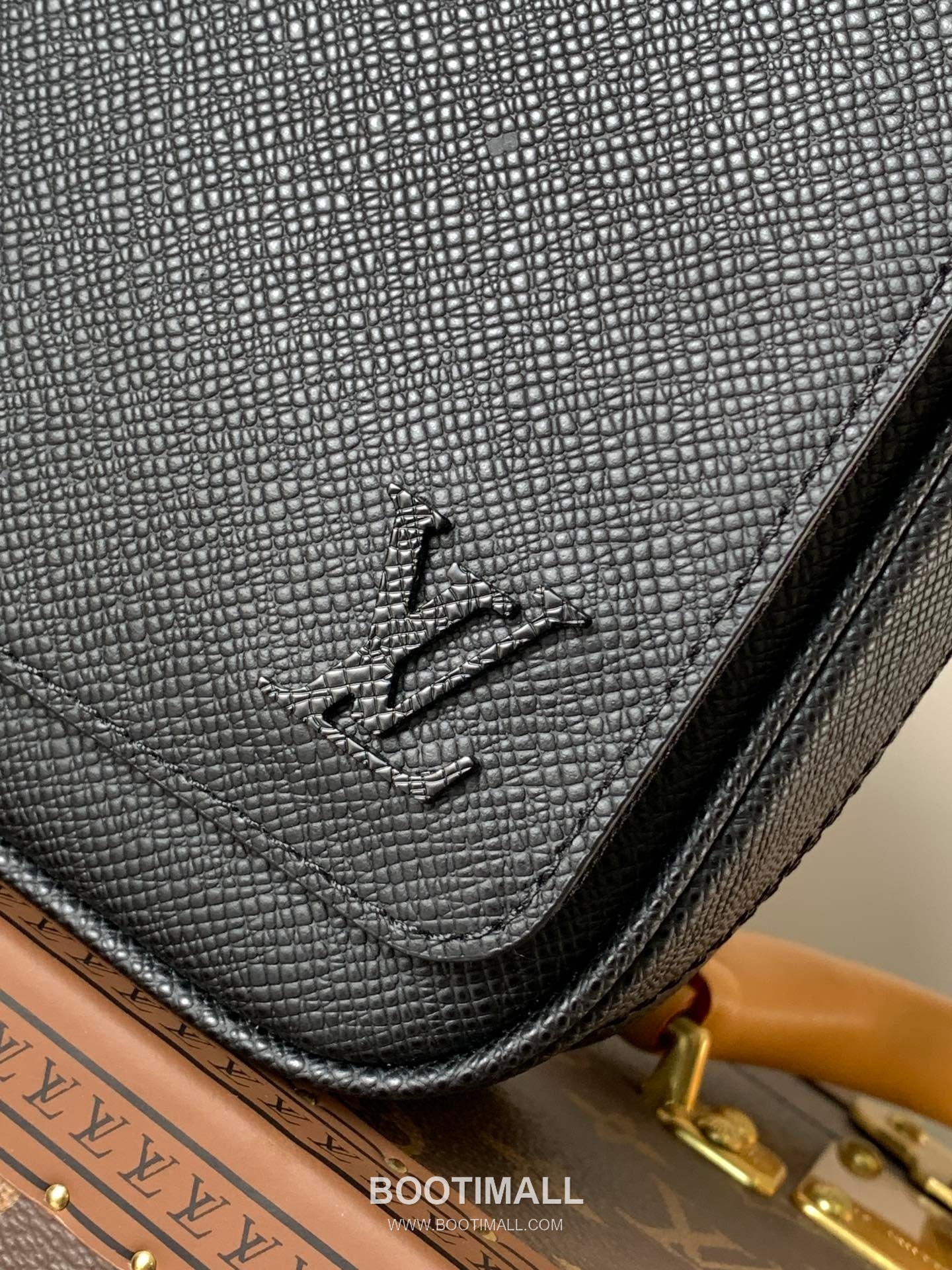 Louis Vuitton District PM Damier Infini Coated Canvas Messenger Bag with Flap Magnetic Detail 루이비통 디스트릭트 PM 다미에 인피니 코팅 캔버스 메신저백 N30850 26cm 6