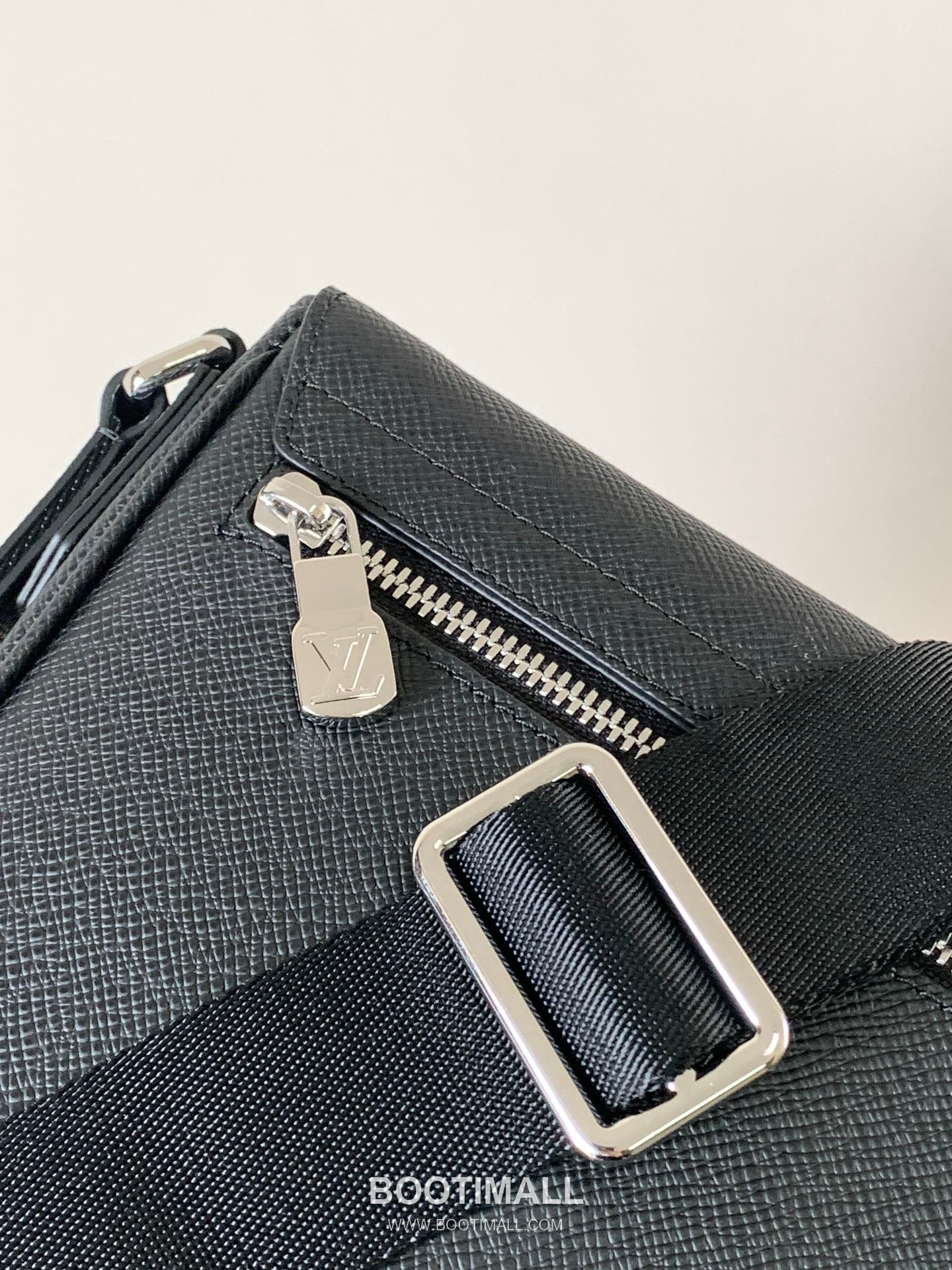 Louis Vuitton District PM Damier Infini Coated Canvas Messenger Bag with Flap Magnetic Detail 루이비통 디스트릭트 PM 다미에 인피니 코팅 캔버스 메신저백 N30850 26cm 7