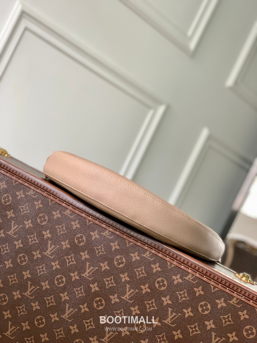 Louis Vuitton Low Key Cookie Calfskin Leather Shoulder Bag with Lock Pouch Detail 루이비통 로우키 쿠키 카프스킨 레더 숄더백 M14635 32cm 4
